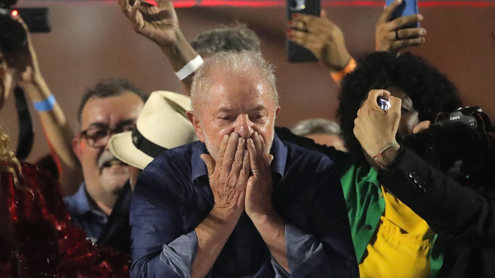 Le président élu du Parti des travailleurs (PT) de gauche, Luiz Inacio Lula da Silva, salue ses partisans sur l’avenue Paulista après avoir remporté le second tour de l’élection présidentielle, à Sao Paulo, au Brésil, le 30 octobre 2022.