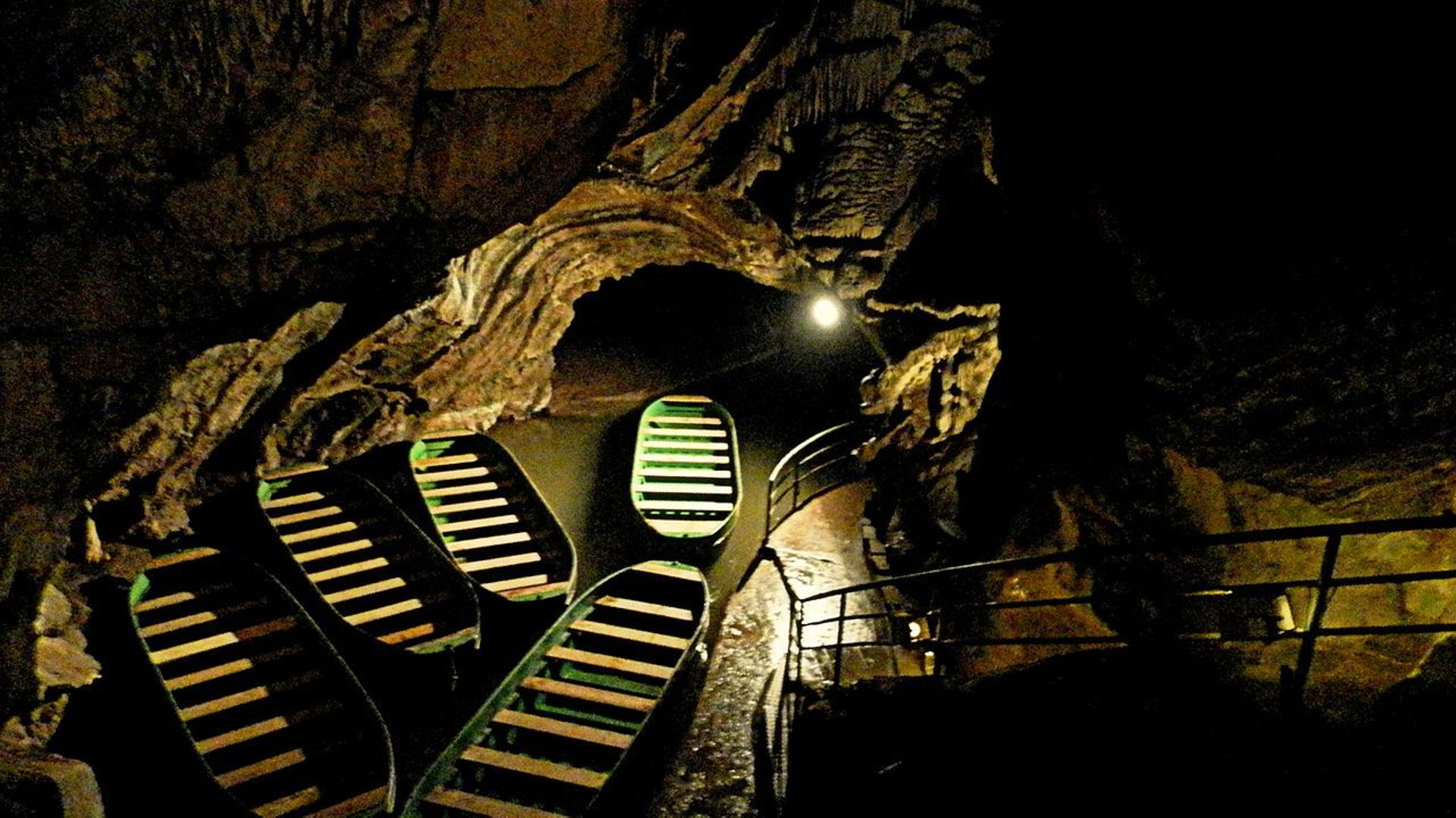 La plus longue navigation souterraine au monde aux grottes de Remouchamps