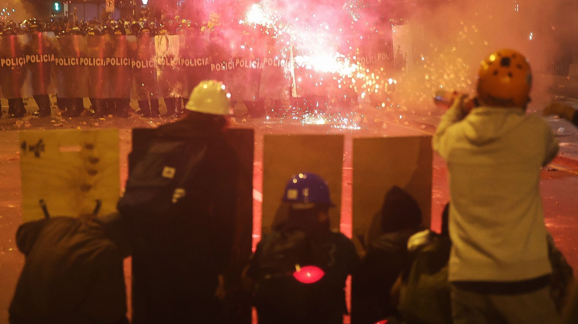 Pérou : des dizaines de blessés dans une manifestation à Lima, après l'arrivée du nouveau gouvernement