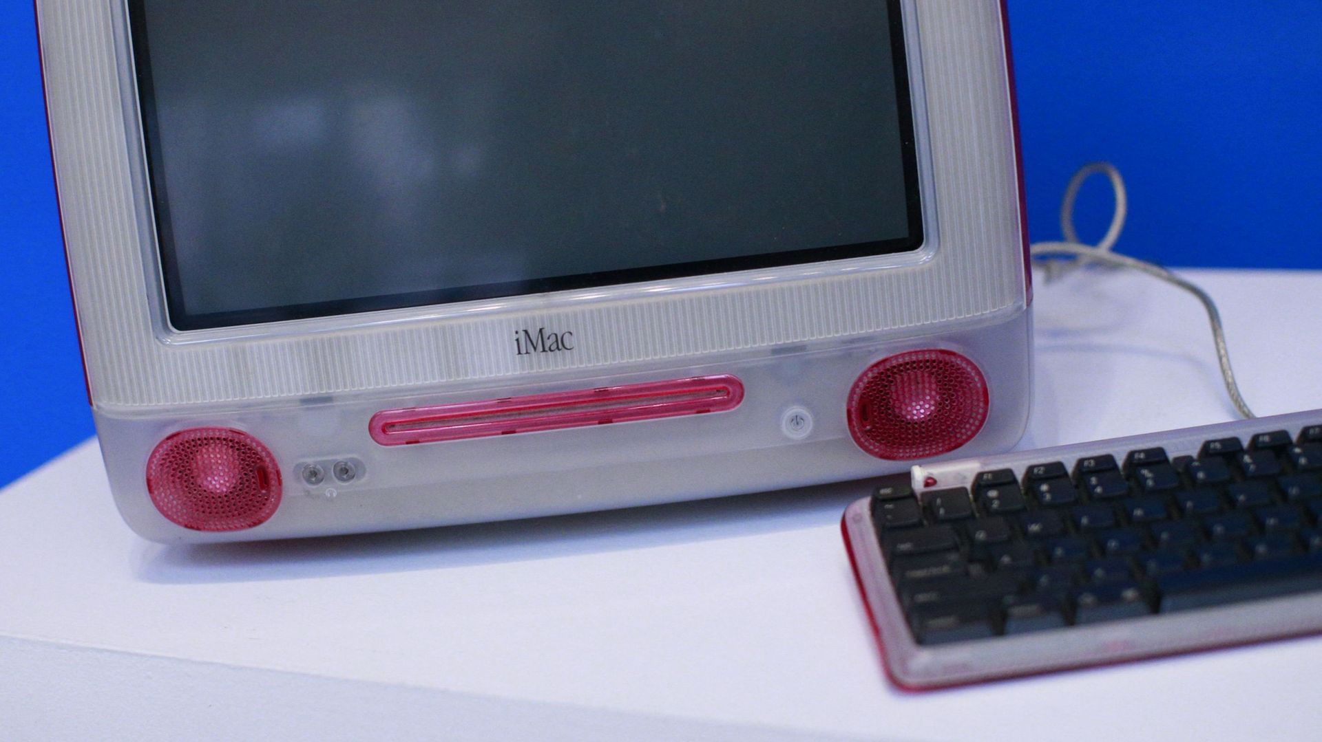 Un iMAC couleur fraise, "ordinateur personnel" qu’utilisait Jimmy Wales au moment du lancement du site, le 15 janvier 2001