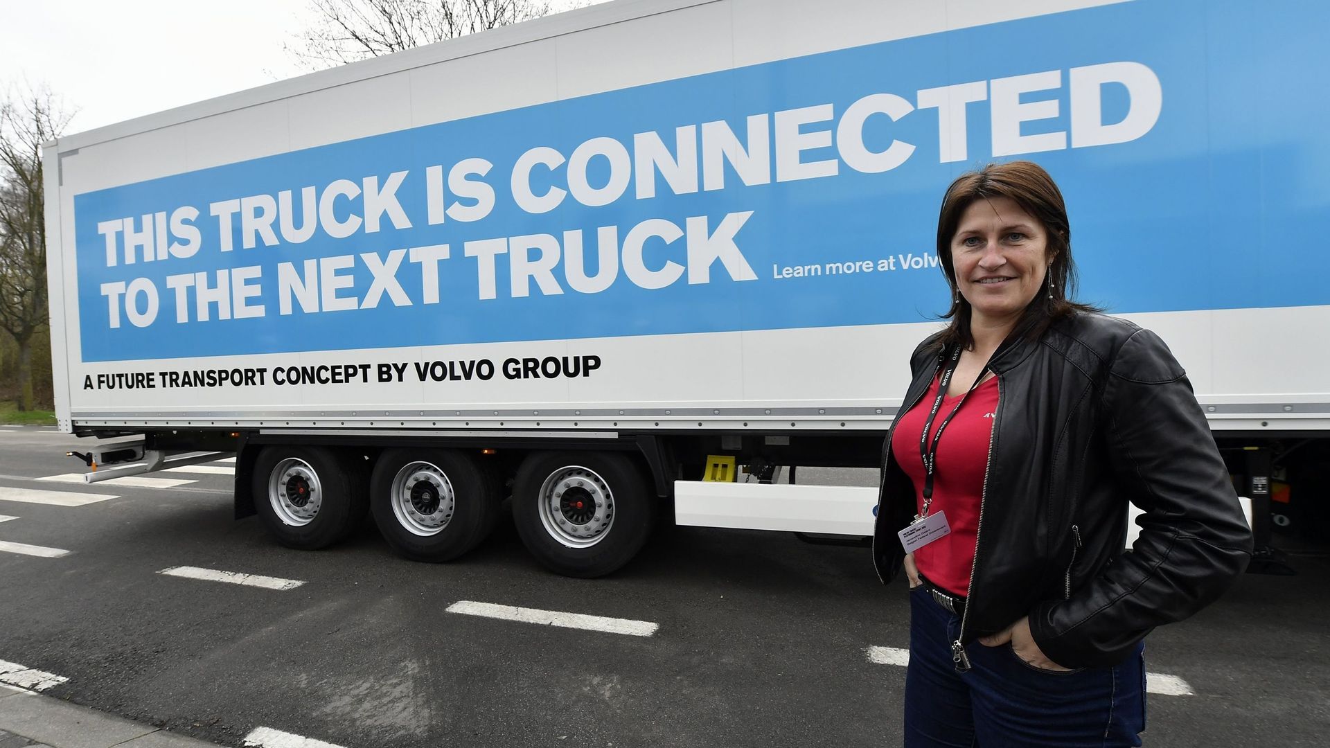 Jacqueline Galant devant un convoi de camions intelligents 