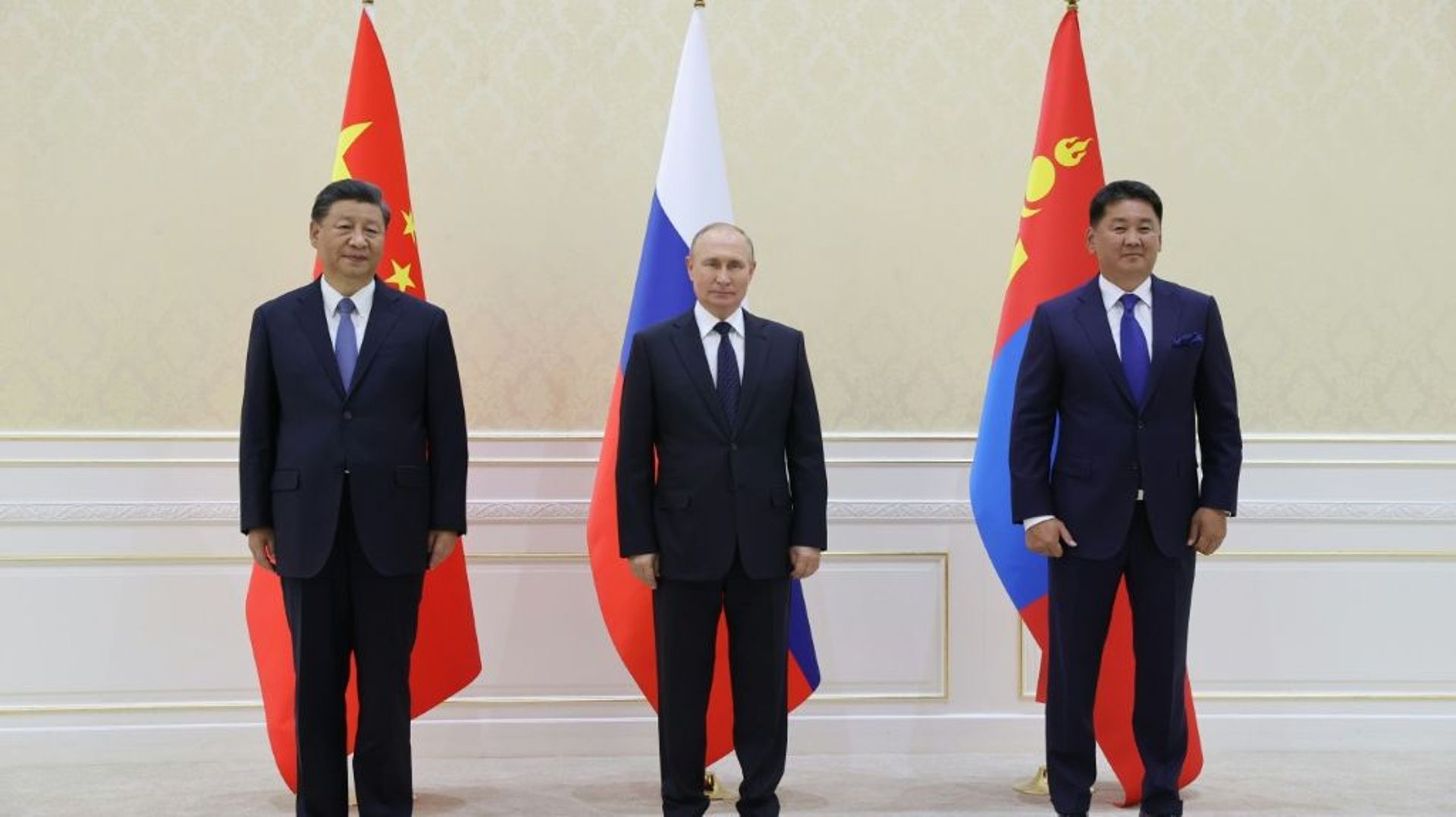 De G à D, le président chinois Xi Jinping, le président russe Vladimir Poutine et le président mongol Ukhnaa Khurelsukh lors d’une rencontre trilatérale au sommet de l’Organisation de coopération de Shanghai (OCS) à Samarcande le 15 septembre 2022