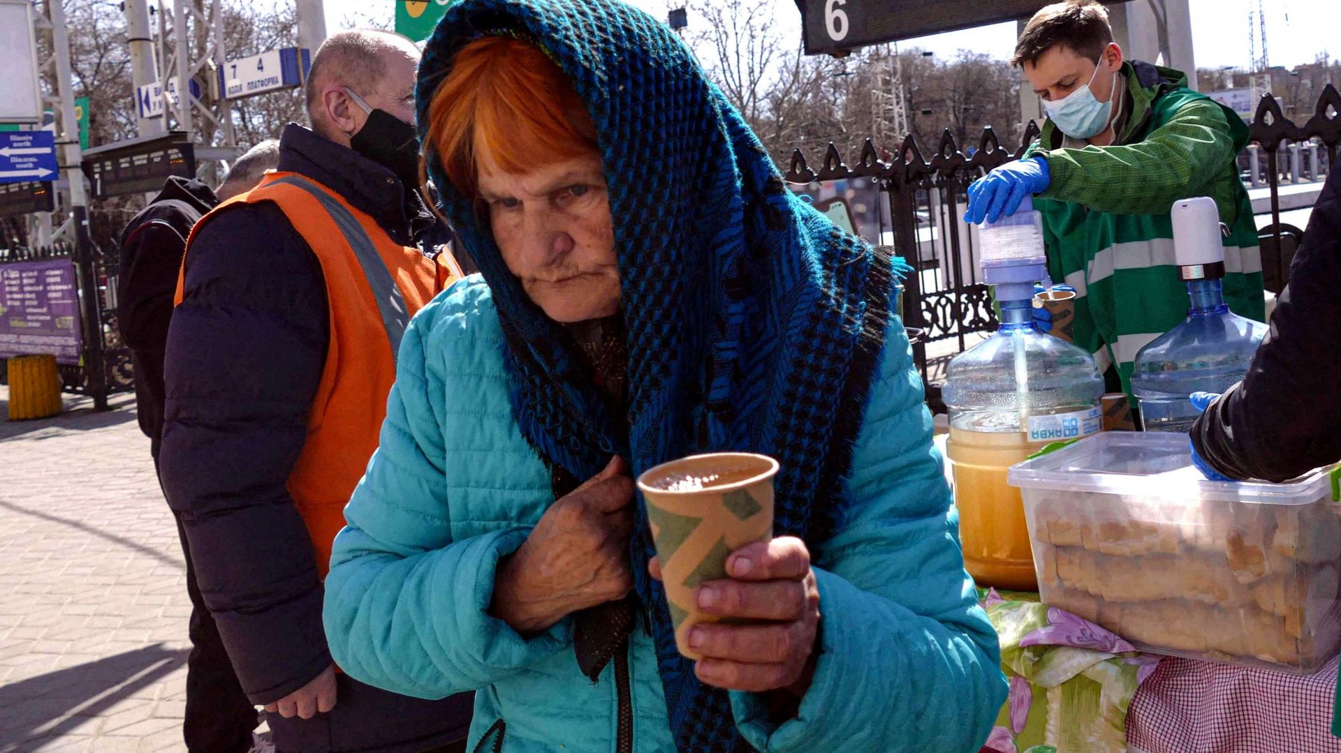Une femme à proximité d'Odessa obtient de l'aide de volontaires.