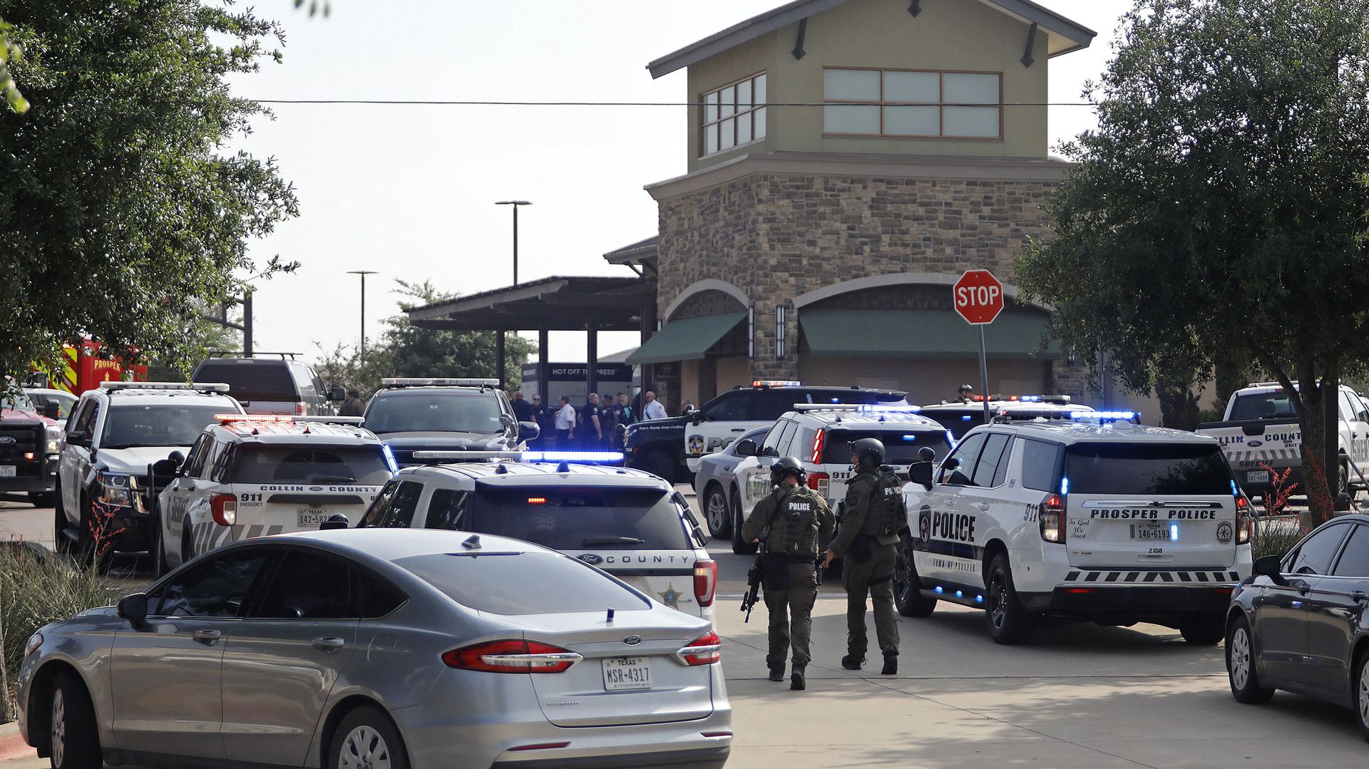Sur cette photo prise le 6 mai 2023, le personnel d’urgence travaille sur les lieux d’une fusillade à Allen Premium Outlets à Allen, Texas. Le président américain Joe Biden a dénoncé le 7 mai 2023 les "actes de violence insensés" d’un tireur texan qui ava