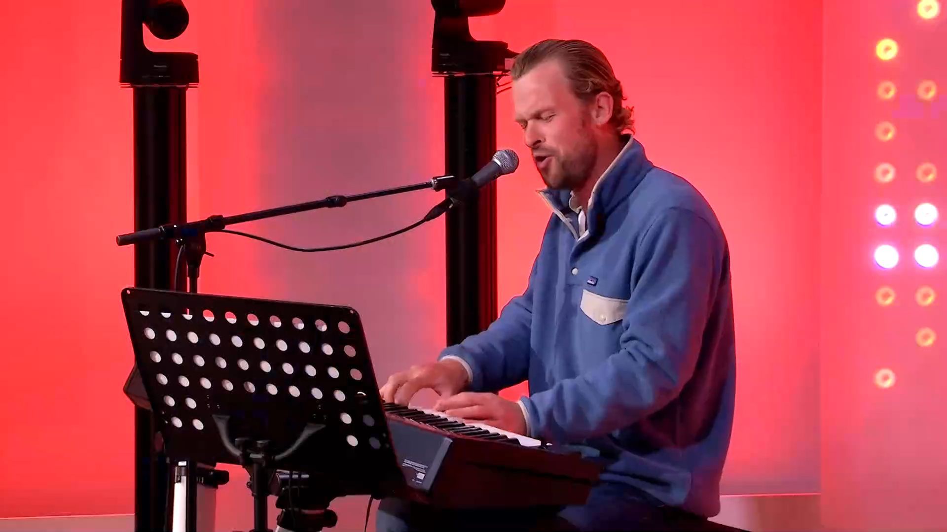 Théophile Rénier reprend un des plus grands tubes des années 80 au piano