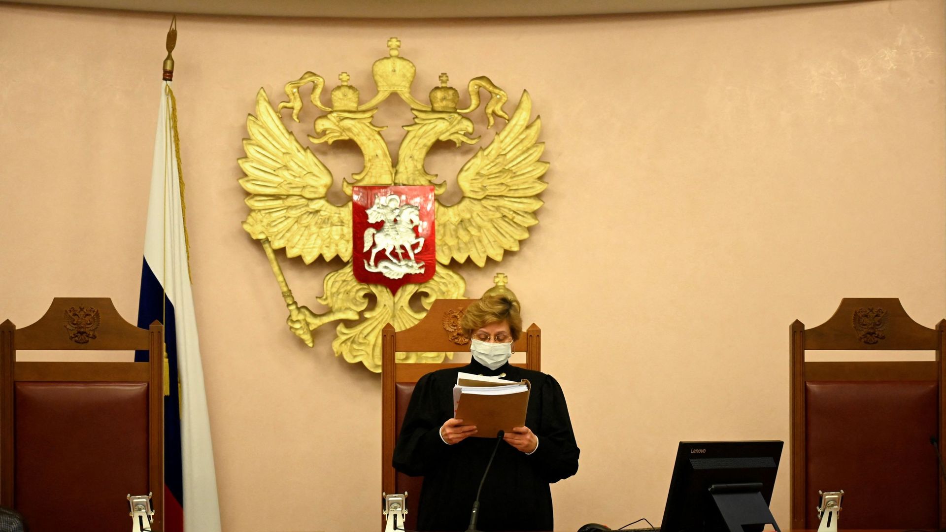 La juge de la Cour suprême russe Alla Nazarova prononce la dissolution de l’ONG Memorial, le 28 décembre 2021 à Moscou.
