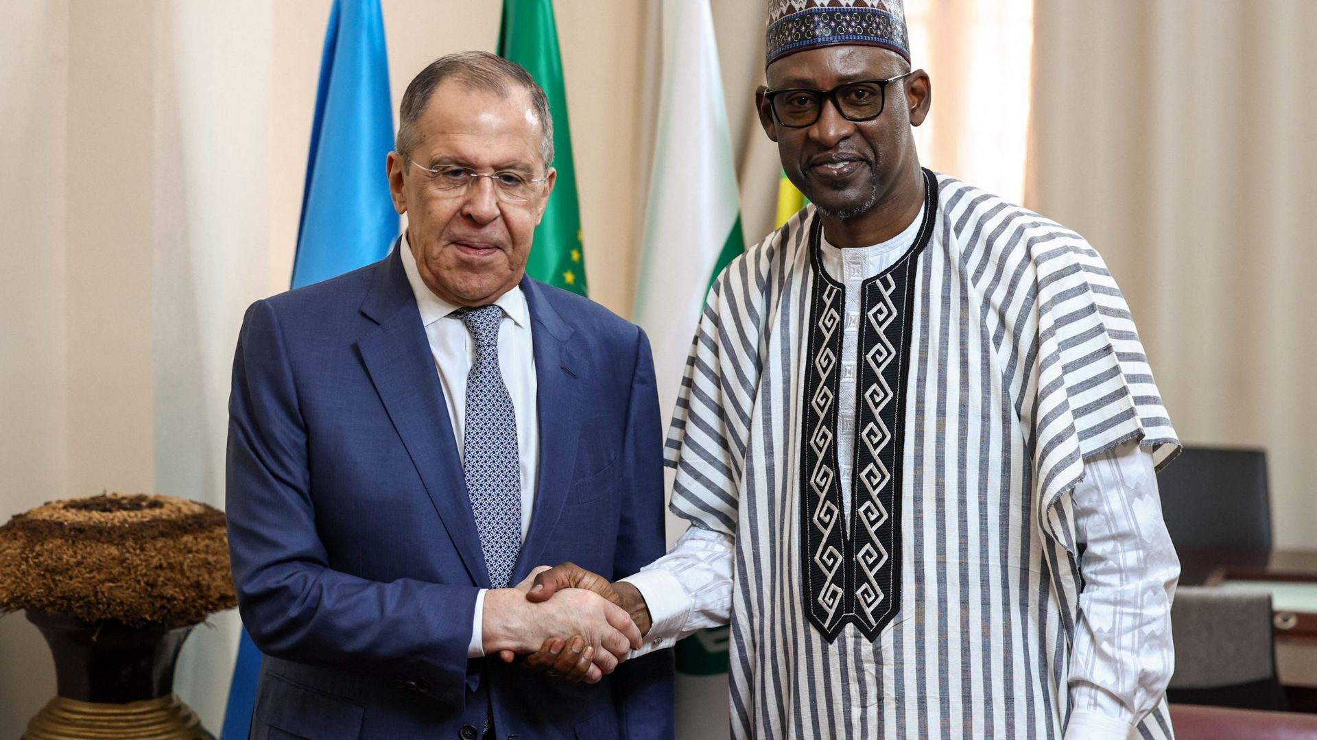Sergei Lavrov et le ministre malien des Affaires étrangères Abdoulaye Diop à Bamako le 7 février.