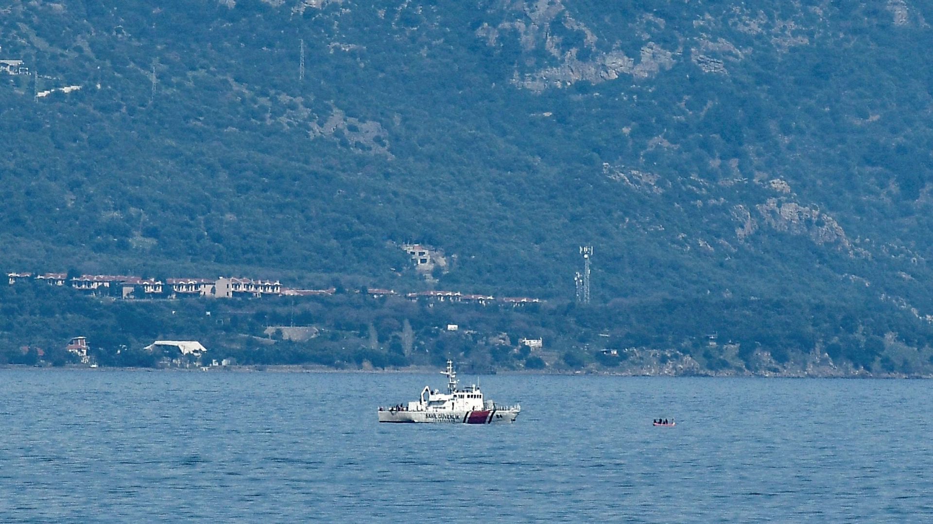 Un bateau des gardes-côtes turcs entre l’île de Lesbos et la Turquie le 6 mars 2020.