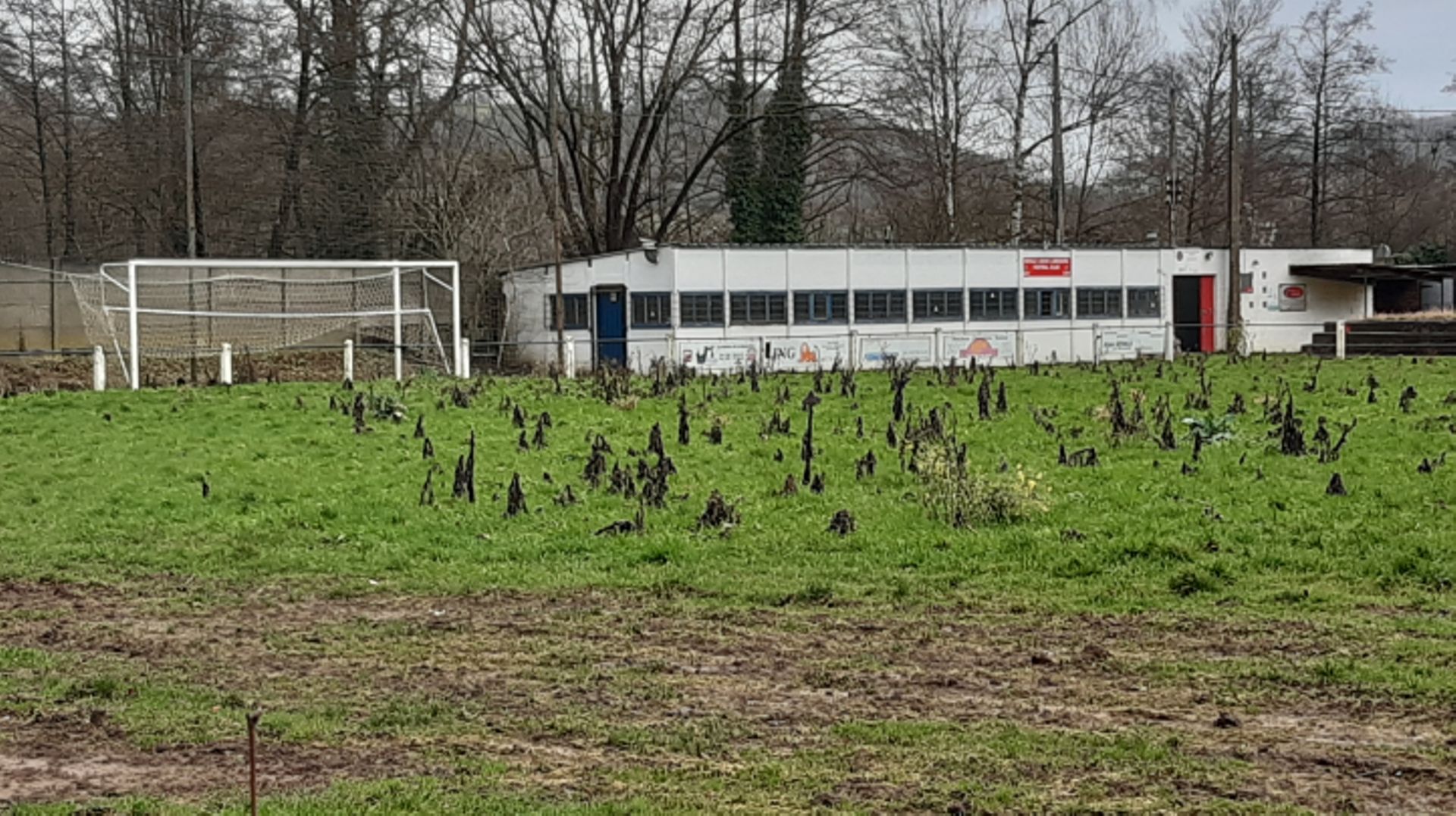 Image triste des installations de l’Union Limbourg, l’un des plus vieux clubs de Belgique ; le club est hébergé à Baelen en attendant une rénovation complète.