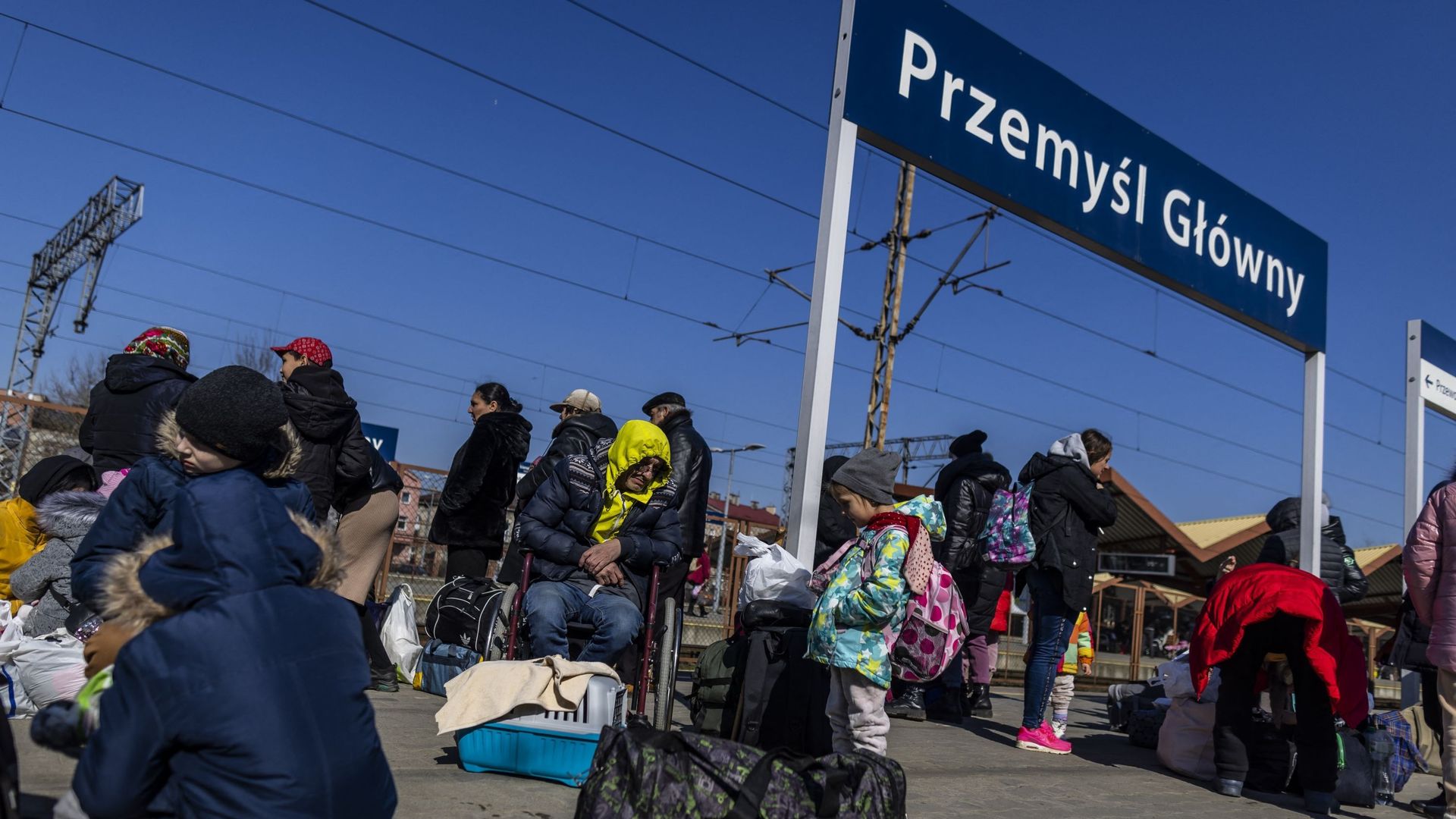 Des réfugiés attendant un transport à la station de raiway de Przemysl, en Pologne, le 17 mars 2022.