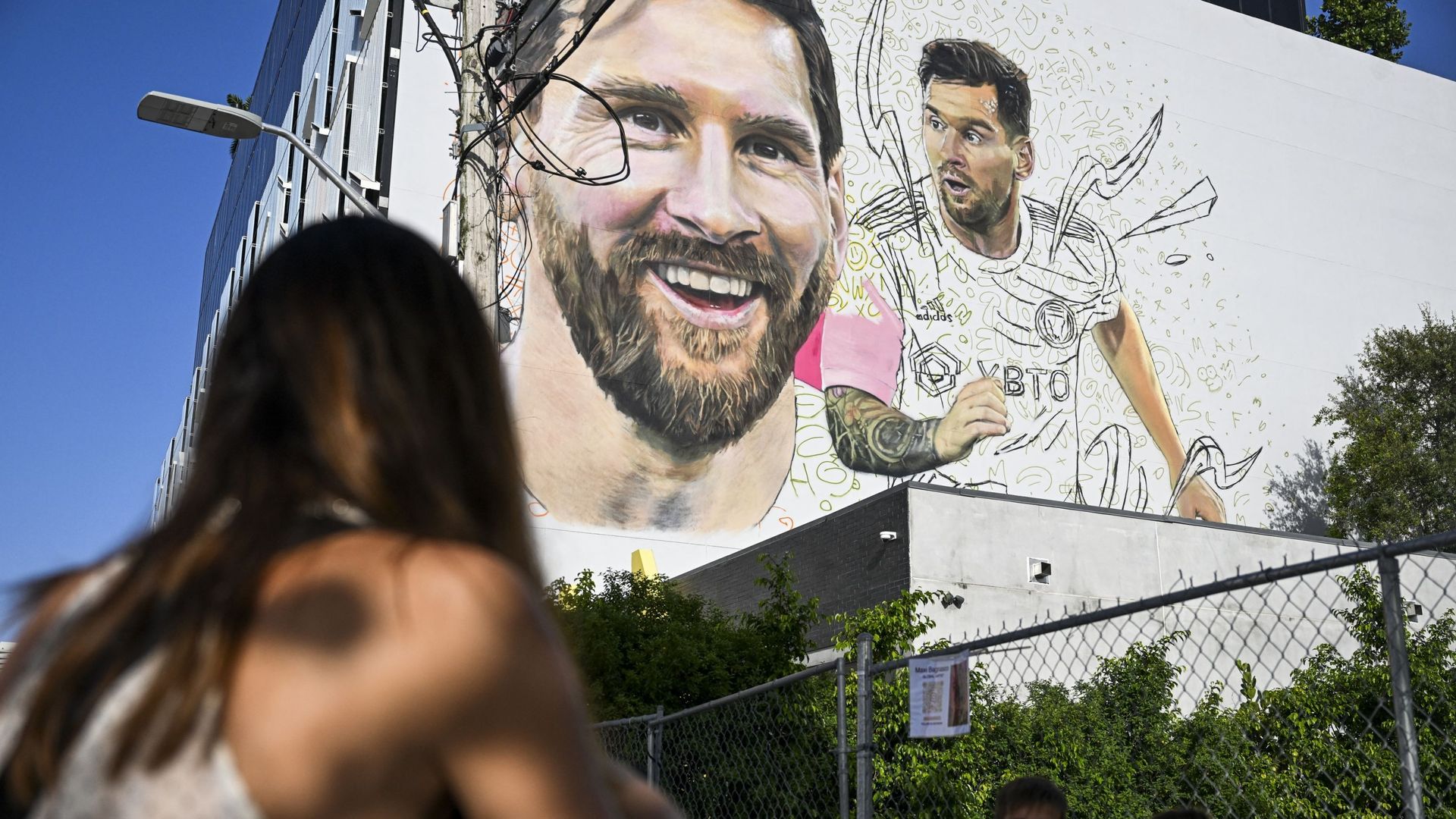 La première fresque murale de Lionel Messi avec la Coupe du monde