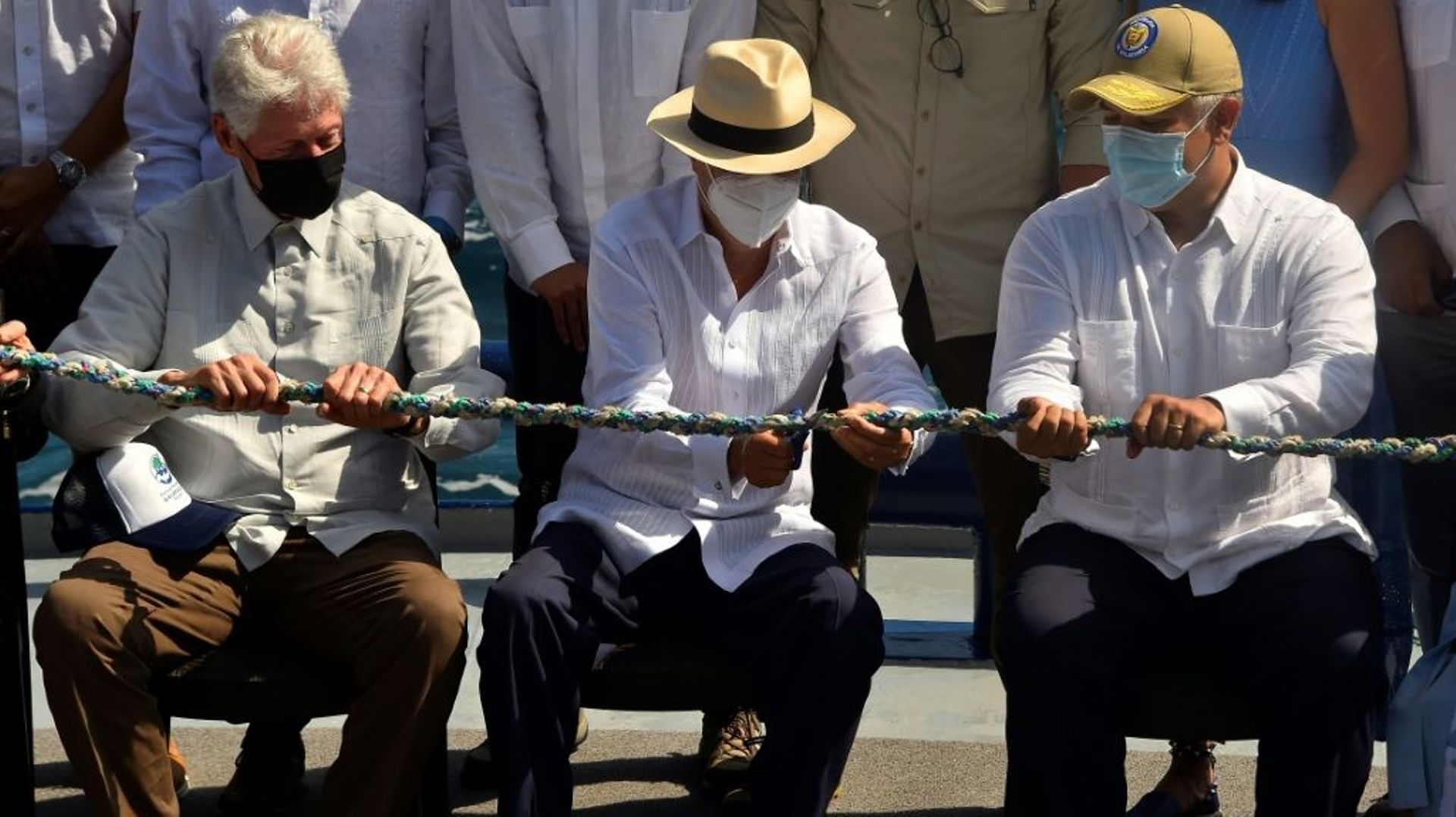 Le président équatorien Guillermo Lasso inaugure la réserve marine élargie des Galápagos en compagnie de l’ancien président américain Bill Clinton et du président colombien Ivan Duque à bord du navire de recherche Sierra Negra sur l’île de Santa Cruz le 1