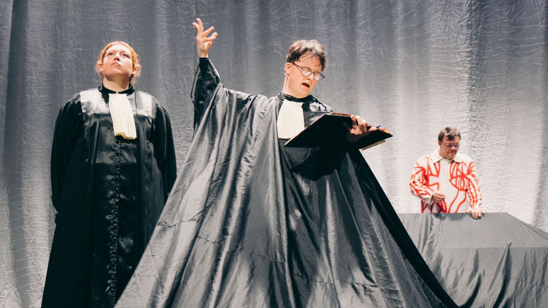 'Justices' au Théâtre National : une divine comédie pour rendre visible ...