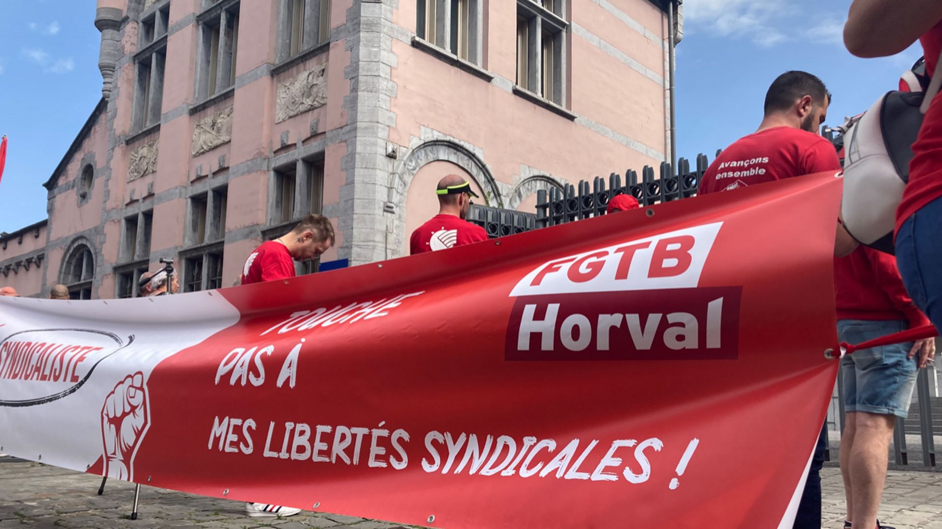 les militants de la FGTB HORVAL étaient présents au Tribunal du Travail de Mons pour marquer leur solidarité avec un délégué de l'entreprise VANDEMOORTELE qu'ils estiment "licencié abusivement".