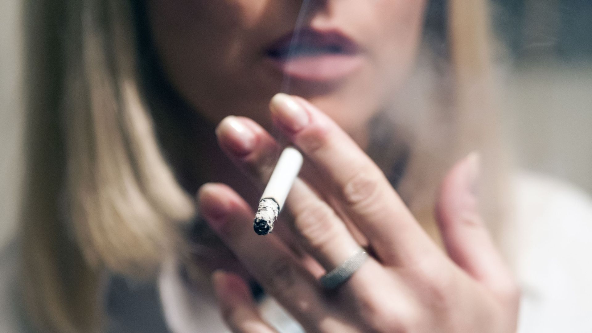 Baisse du nombre de fumeurs mais 1,3 milliard de personnes sont toujours accros à la cigarette, selon l’OMS