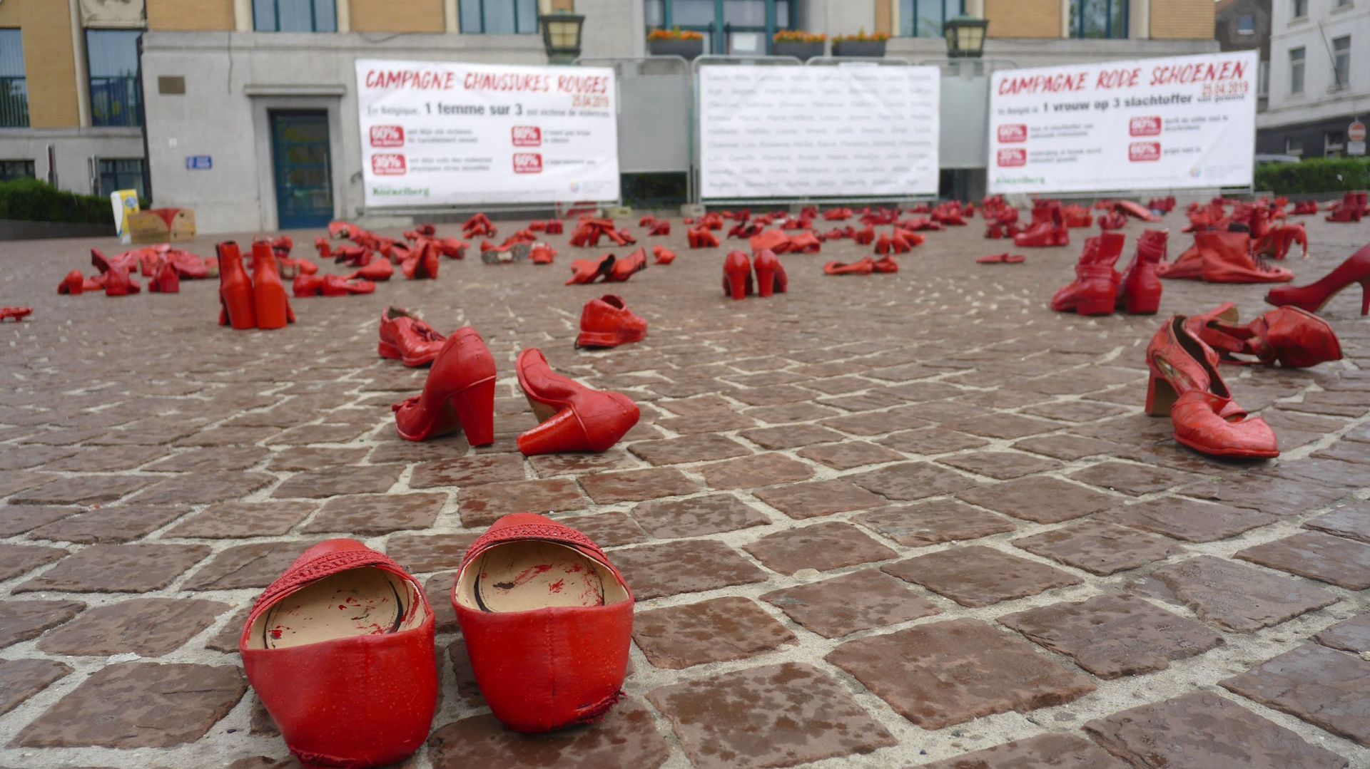 Jeudi 25 avril, des centaines de chaussures rouges ont été disposées sur la place communale de Koekelberg pour dénoncer les féminicides. 