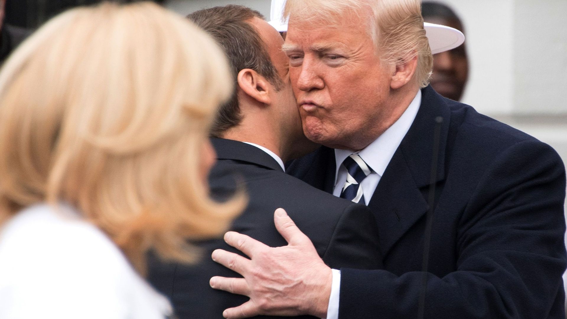 Une accolade et une bise initiée par Emmanuel Macron. Donald Trump a suivi le mouvement.