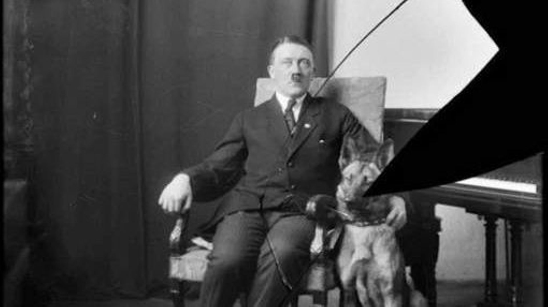 Hitler avec un berger allemand.