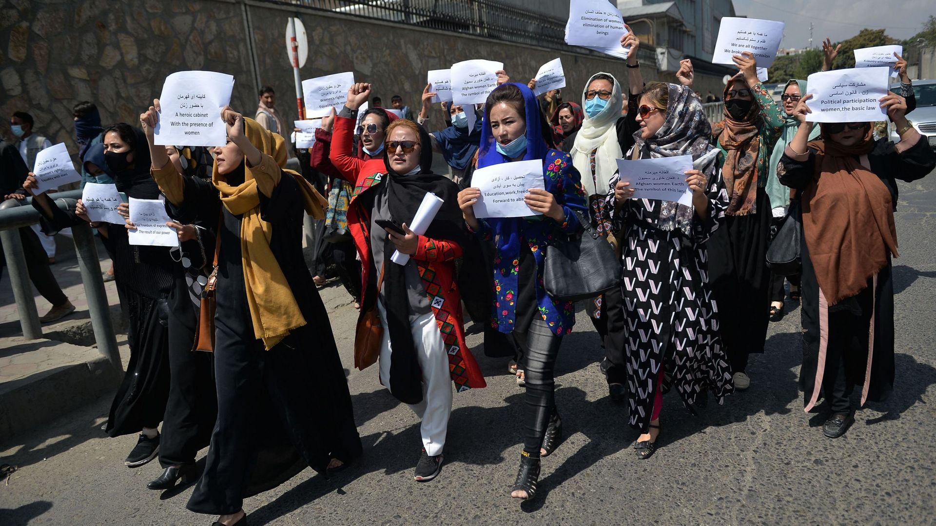 Une cinquantaine de militantes afghanes sont descendues dans la rue jeudi à Hérat, capitale de l’Ouest, pour réclamer la participation des femmes aux consultations en cours.