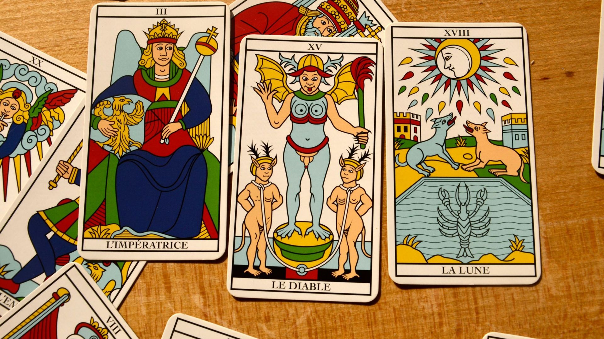 "Arcanes" : que présagent vraiment les cartes de tarot ?