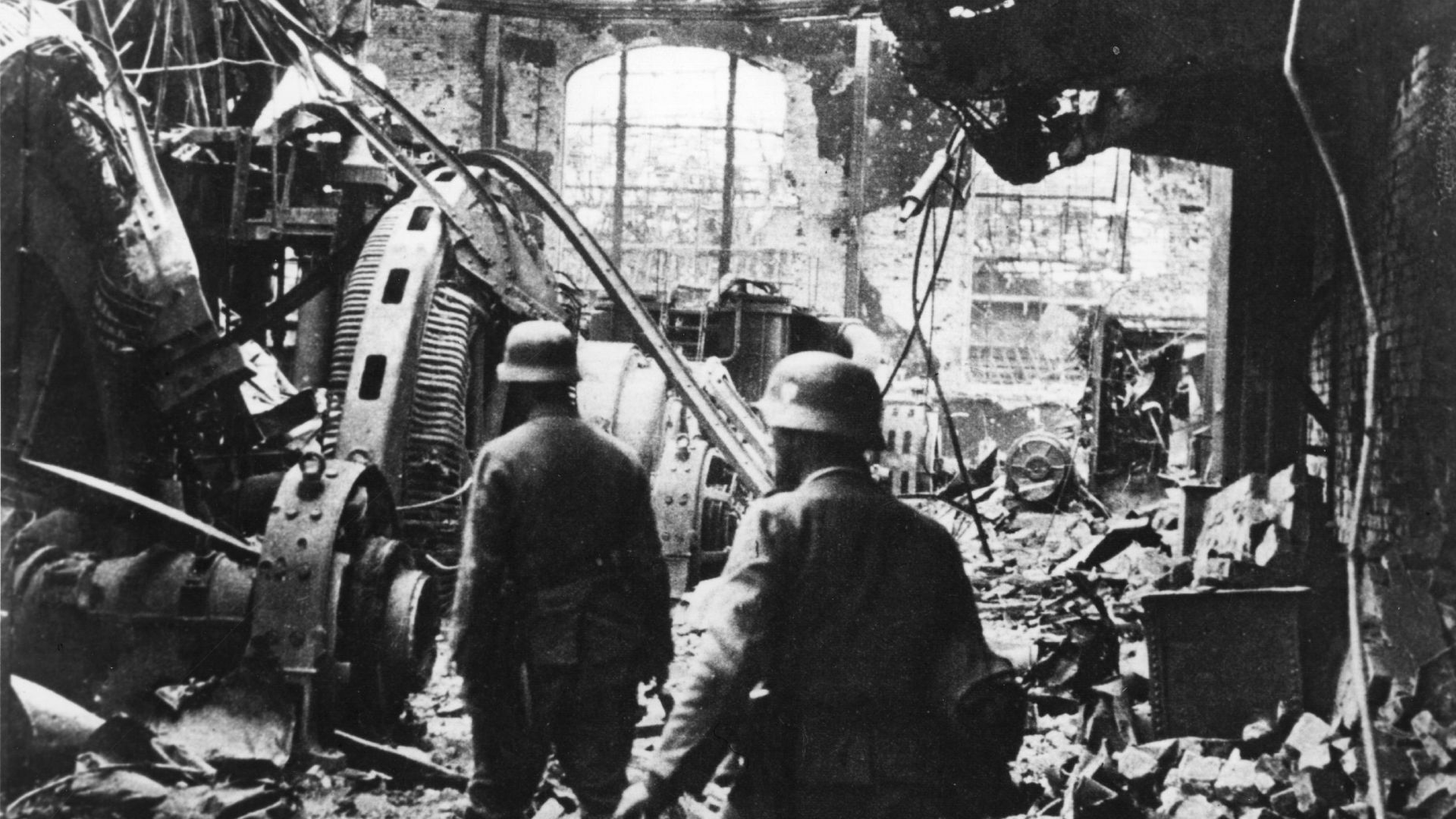 Des soldats nazis entrent dans une usine détruite, à Stalingrad, en 42