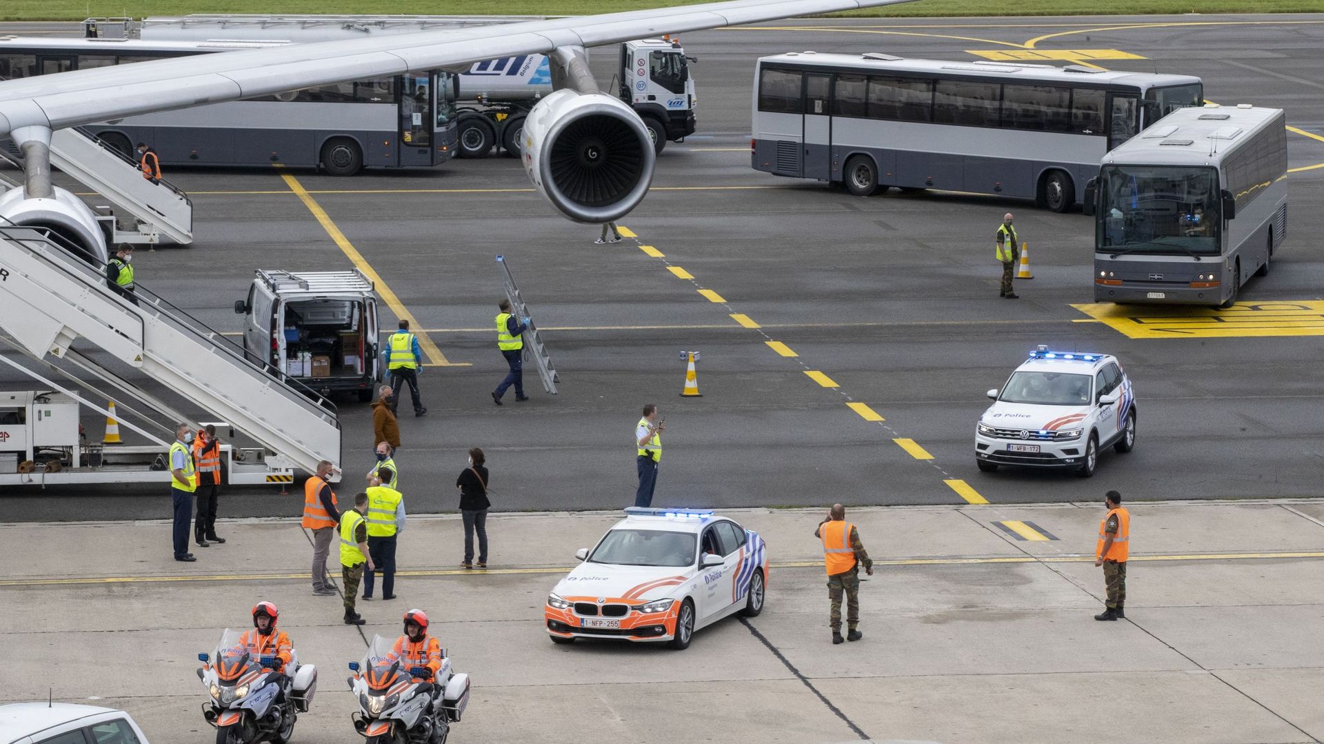 Des personnes évacuées d'Afghanistan arrivent sur le tarmac de l'aéroport de Melsbroeke, en Belgique, le 26 août 2021.