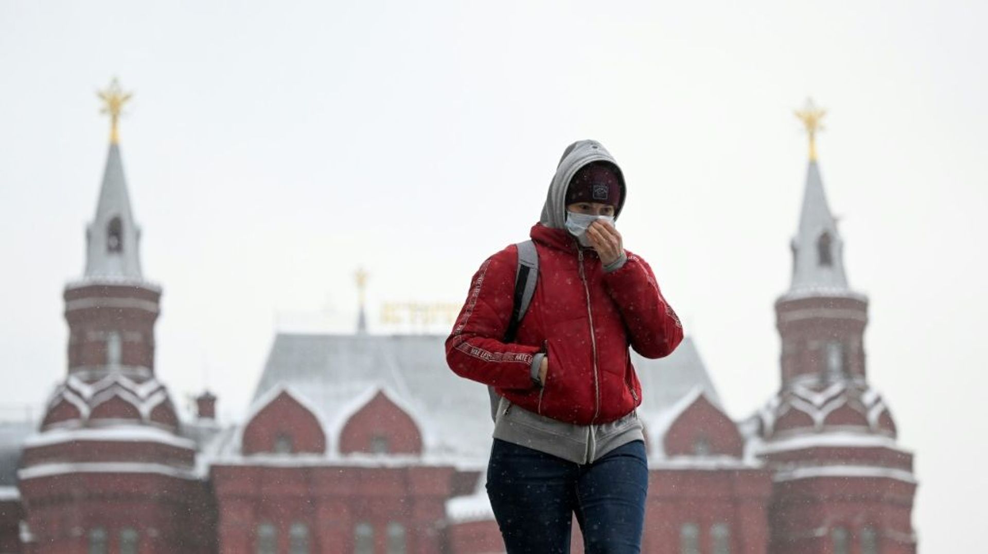 Une jeune femme portant un masque sanitaire, dans les rues de Moscou, le 28 janvier 2022.