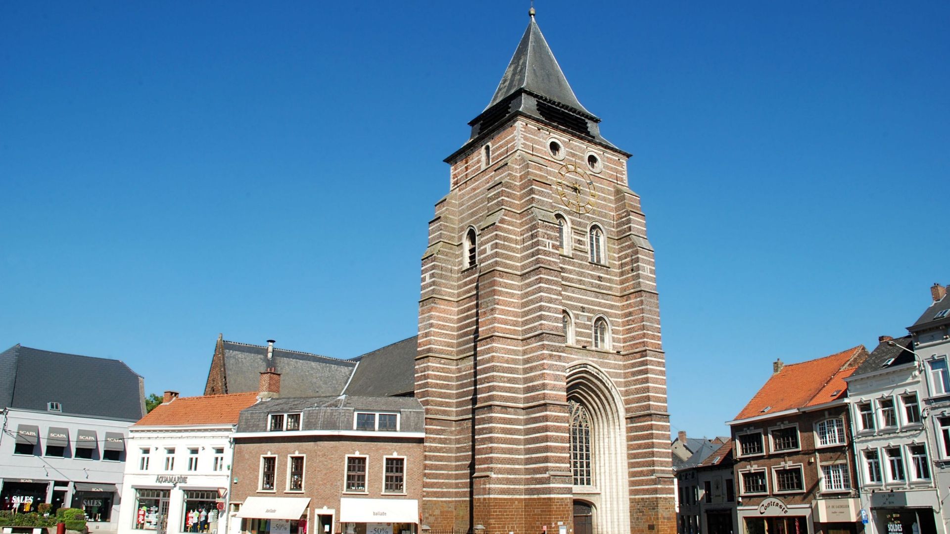 La place Cardinal Mercier et le clocher de l’église Saint-Jean-Baptiste à Wavre
