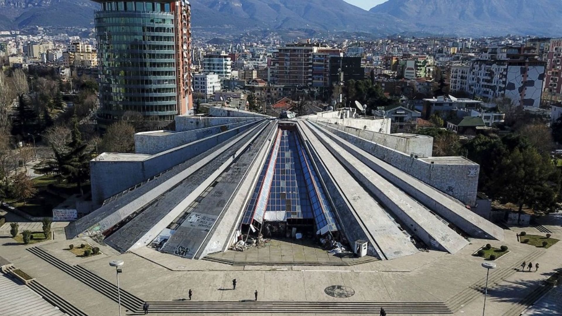 L'iconique pyramide de Tirana ressuscitée par le numérique