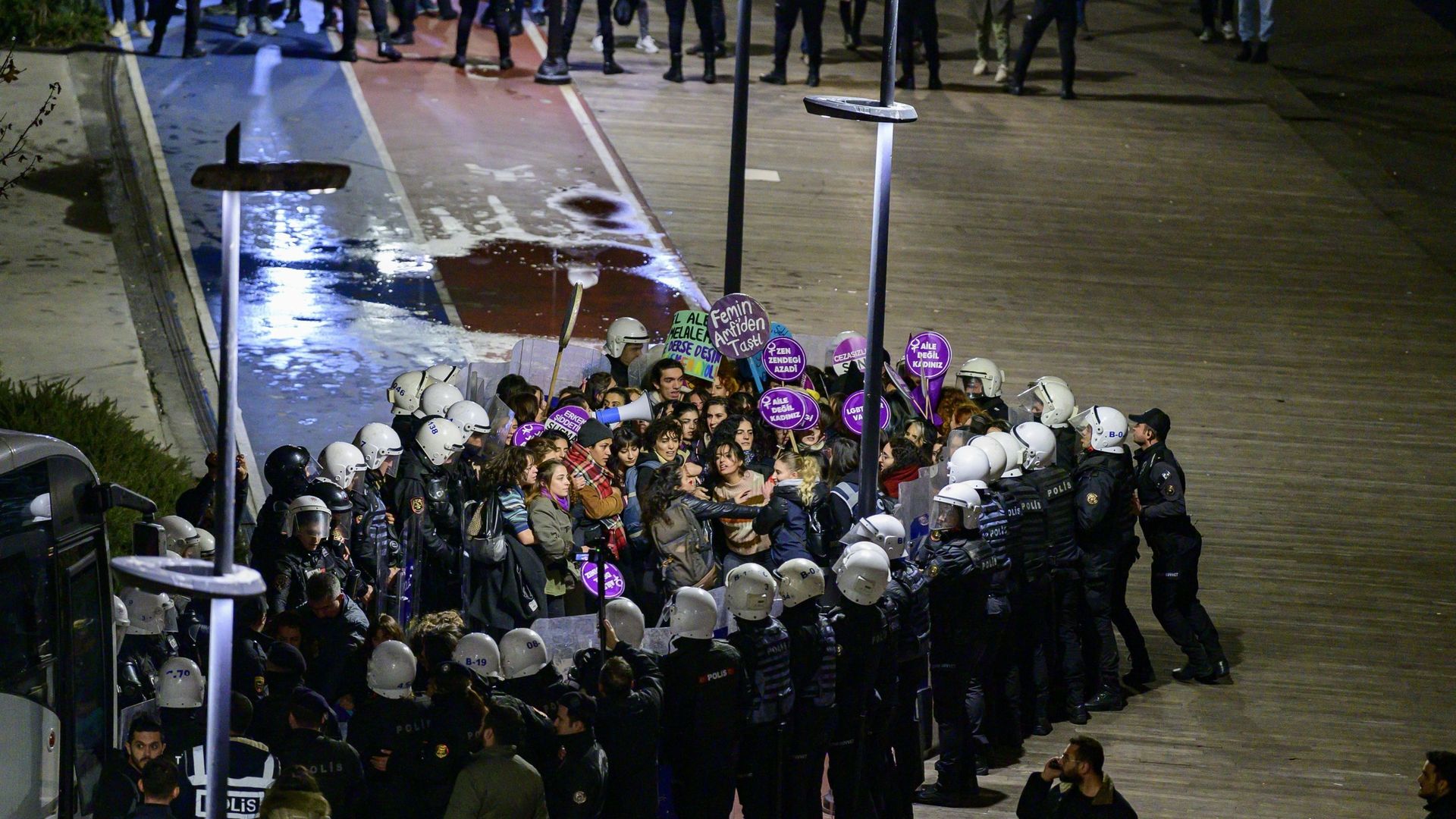 Des manifestantes participent à une manifestation à l'occasion de la Journée internationale pour l'élimination de la violence à l'égard des femmes alors que la police anti-émeute turque les encercle à Istanbul, le 25 novembre 2022.