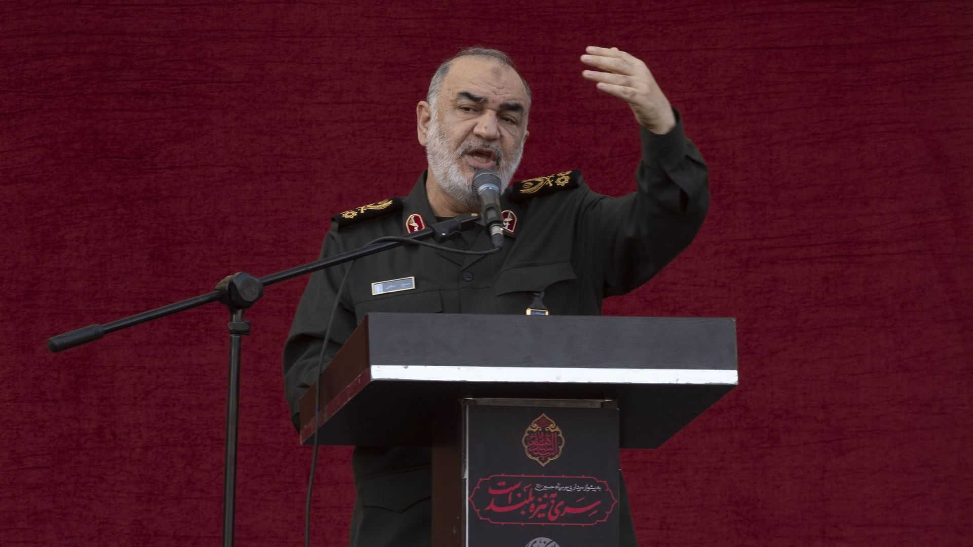 Le commandant en chef du Corps des gardiens de la révolution islamique (IRGC), le major général Hossein Salami, fait des gestes lors d'une cérémonie dans le sud de Téhéran, le 4 août 2022.