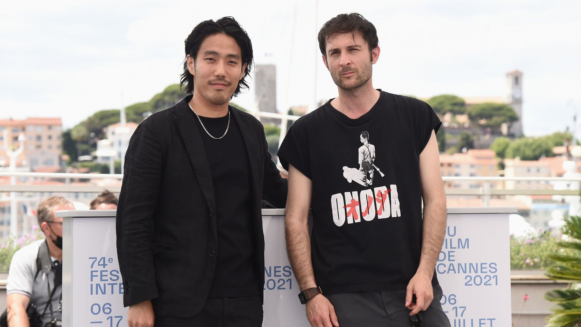 Yû Shibuya et le réalisateur Arthur Harari assistent au photocall de "Onoda" lors du 74e Festival de Cannes, le 8 juillet 2021 à Cannes, France.