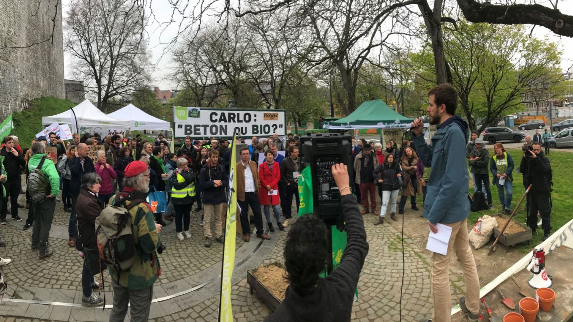 Une centaine de membres de 15 organisations du Réseau de soutien à l'agriculture paysanne (RéSAP) se sont mobilisés mercredi devant le Parlement wallon à Namur.