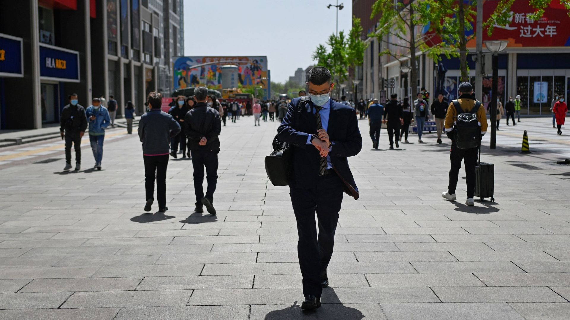 Homme marchant dans les rues de Pékin, la capitale chinoise, le  avril  (image d'illustration) 