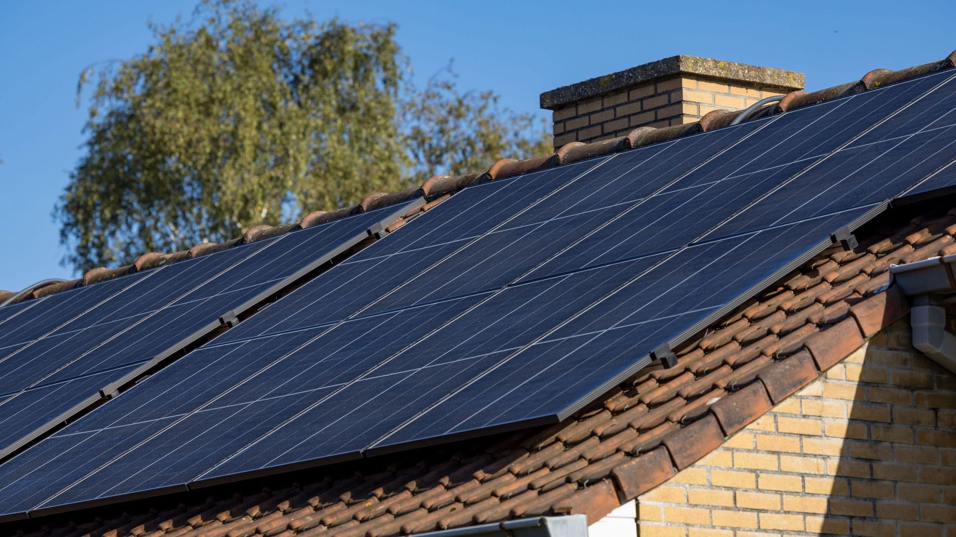 Panneaux solaires, pompes à chaleur ou abri pour votre vélo ? Certains permis d’urbanisme ne sont plus nécessaires en Wallonie - RTBF Actus