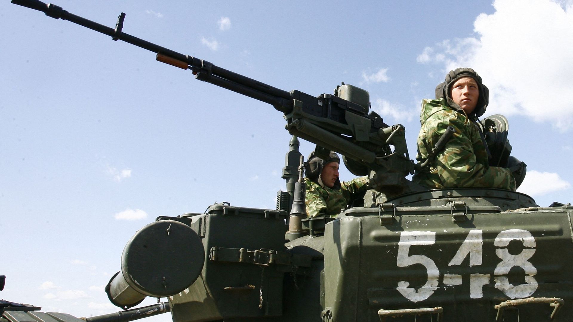 Des soldats russes assis au sommet de leur char lors d’exercices militaires dans le sud de la Russie.