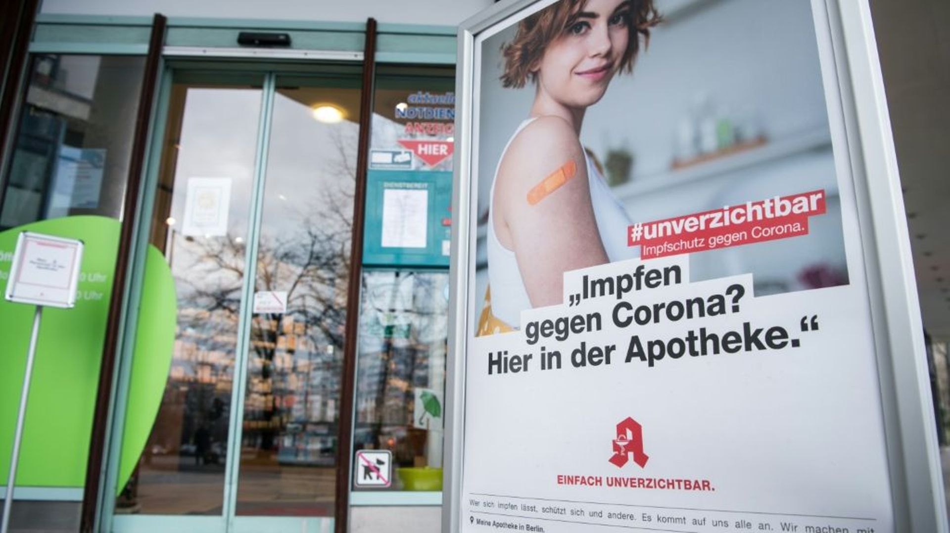 Une affiche informant de la possibilité de se faire vacciner contre le Covid-19 en pharmacie, le 9 février 2022 à Berlin