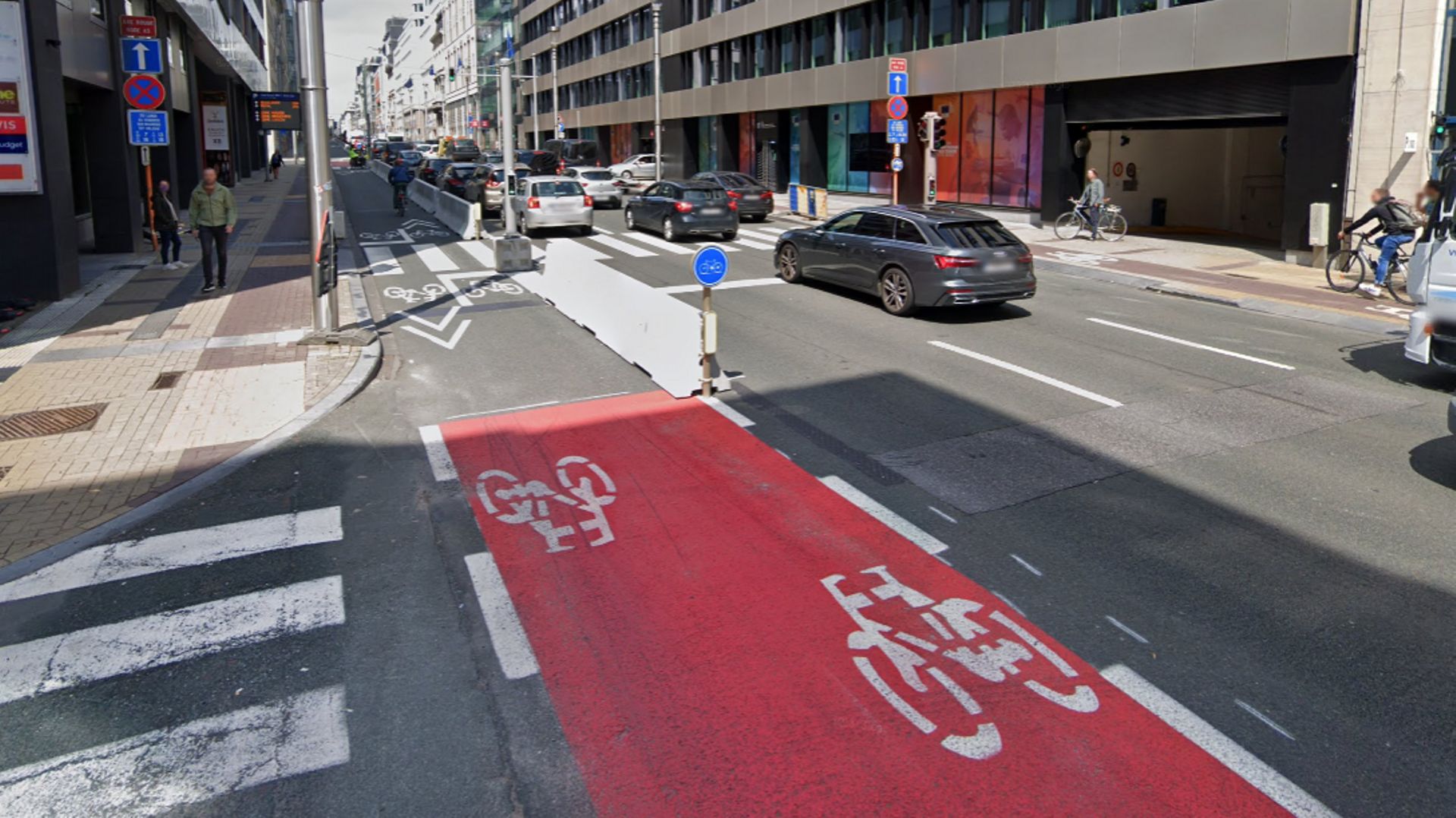 La piste cyclable de la rue de la Loi est figée dans Google Street View.