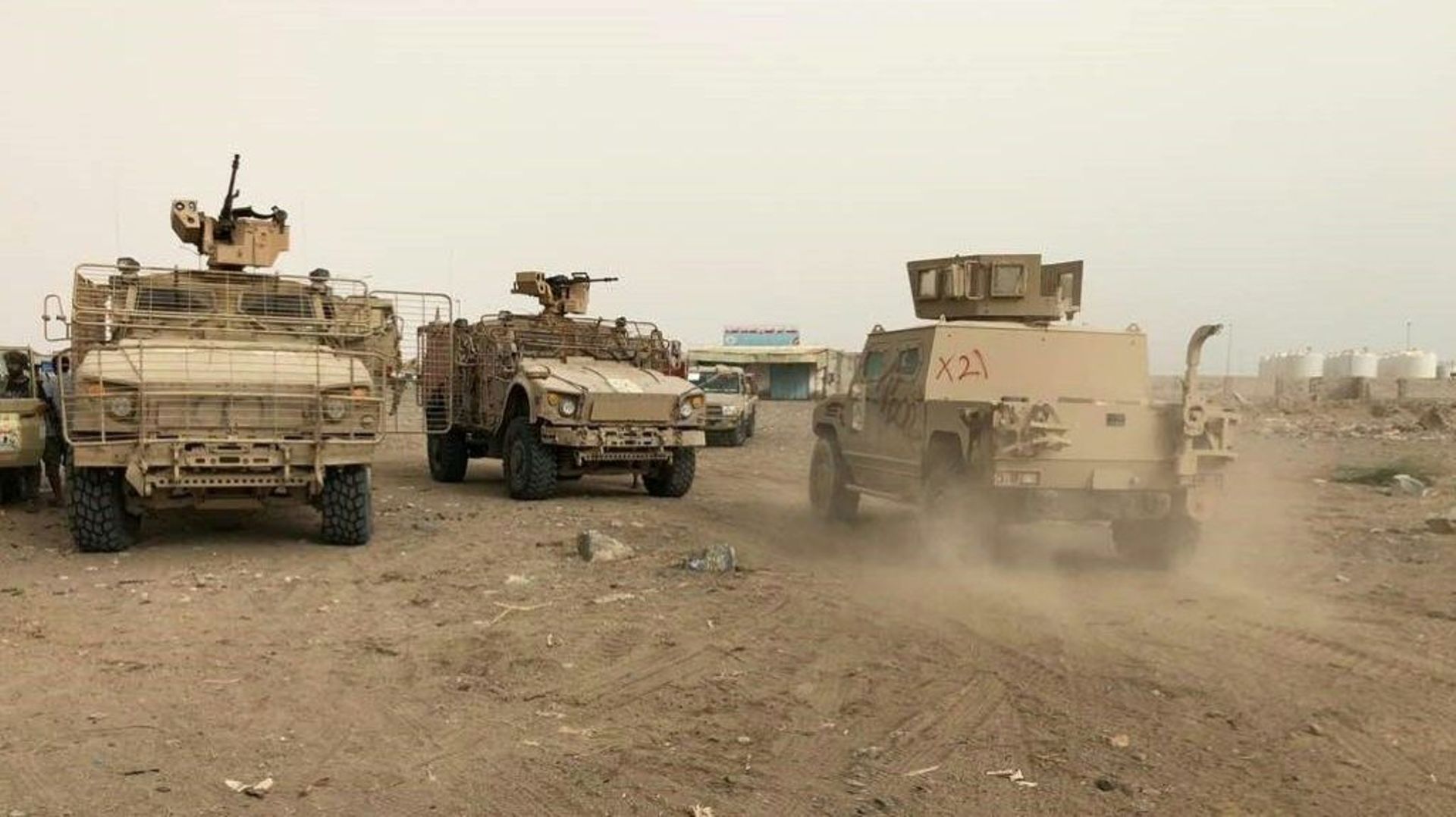 Les forces progouvernementales yéménites avancent vers l'aéroport de Hodeida lors d'une offensive contre les rebelles houthis, le 19 juin 2018