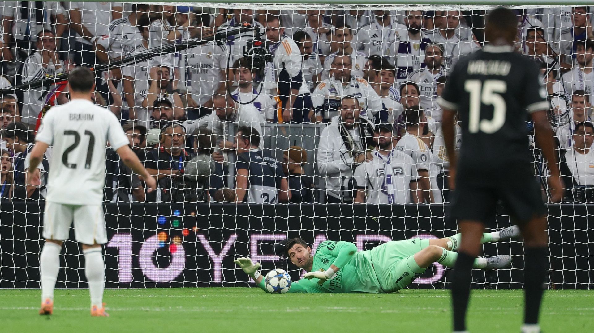 "Malgré toutes les stars, il est le plus important" : la presse espagnole encense Thibaut Courtois après son match face à la Juventus