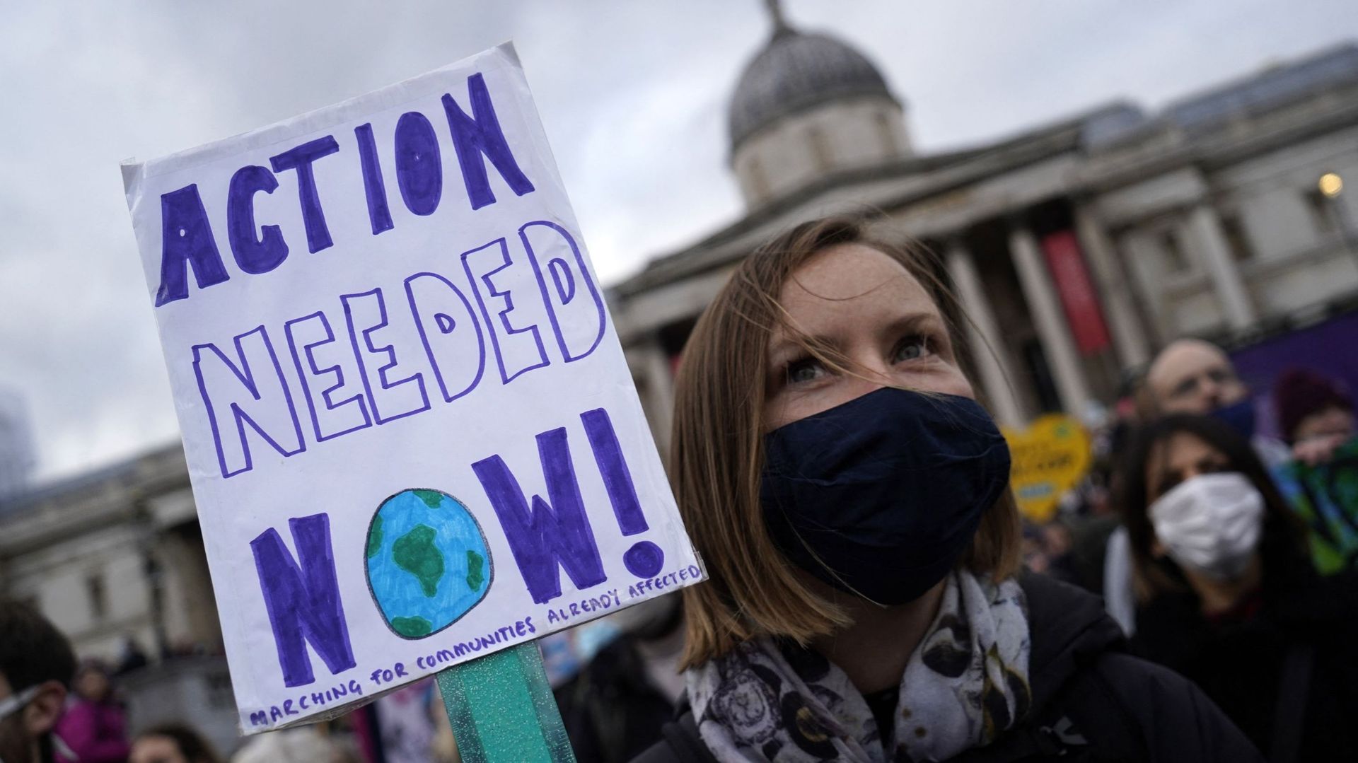 "De l’action est nécessaire maintenant !", affirme la banderole d’une manifestante sur Trafalgar Square, à Londres.