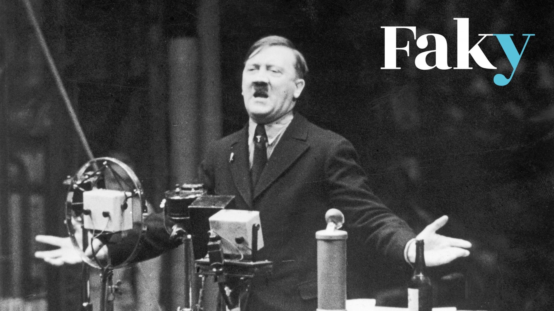 1935 : Le leader nazi Adolf Hitler parle devant des microphones et fait des gestes avec ses mains. Publication originale : Extrait du film d’actualités "La marche du temps". (Photo par Hulton Archive/Getty Images)