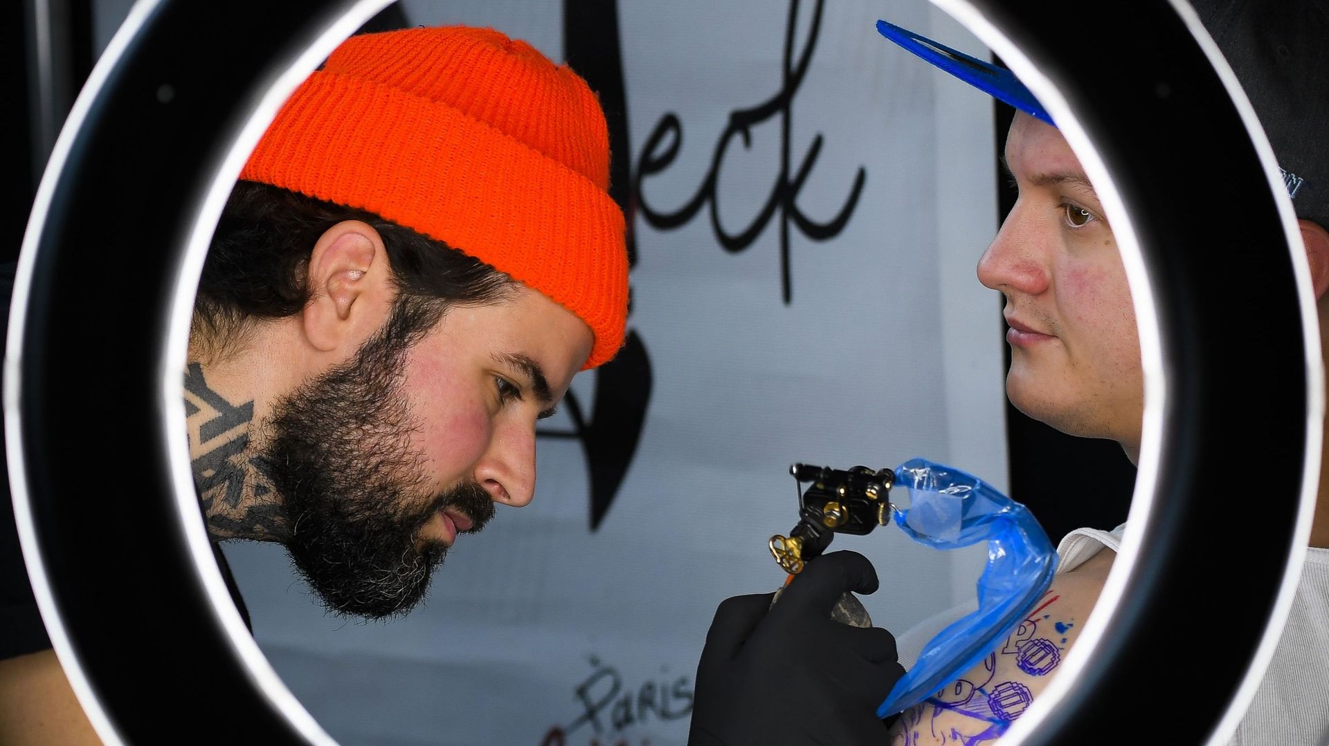 Tatoueur et tatoué lors d'une convention à Tour et Taxis, à Bruxelles, en 2019 (illustration)