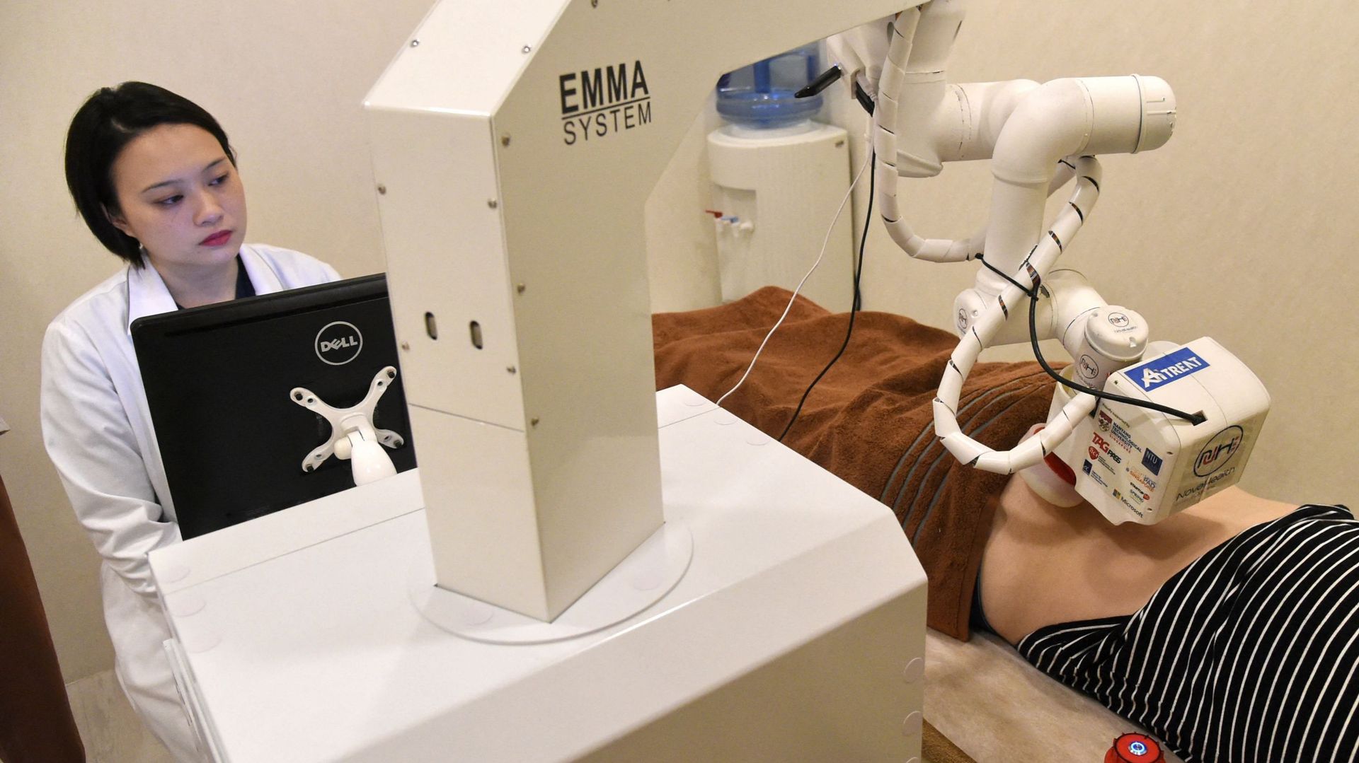 Le robot-masseuse Emma  se charge de vous détendre.