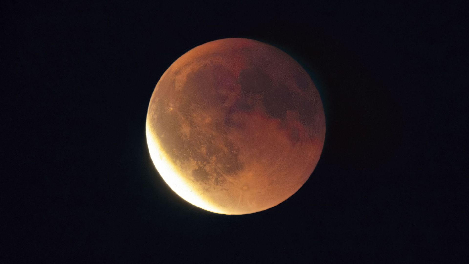 La Lune s’est habillée de sang cette nuit, avant la grande éclipse solaire de 2026