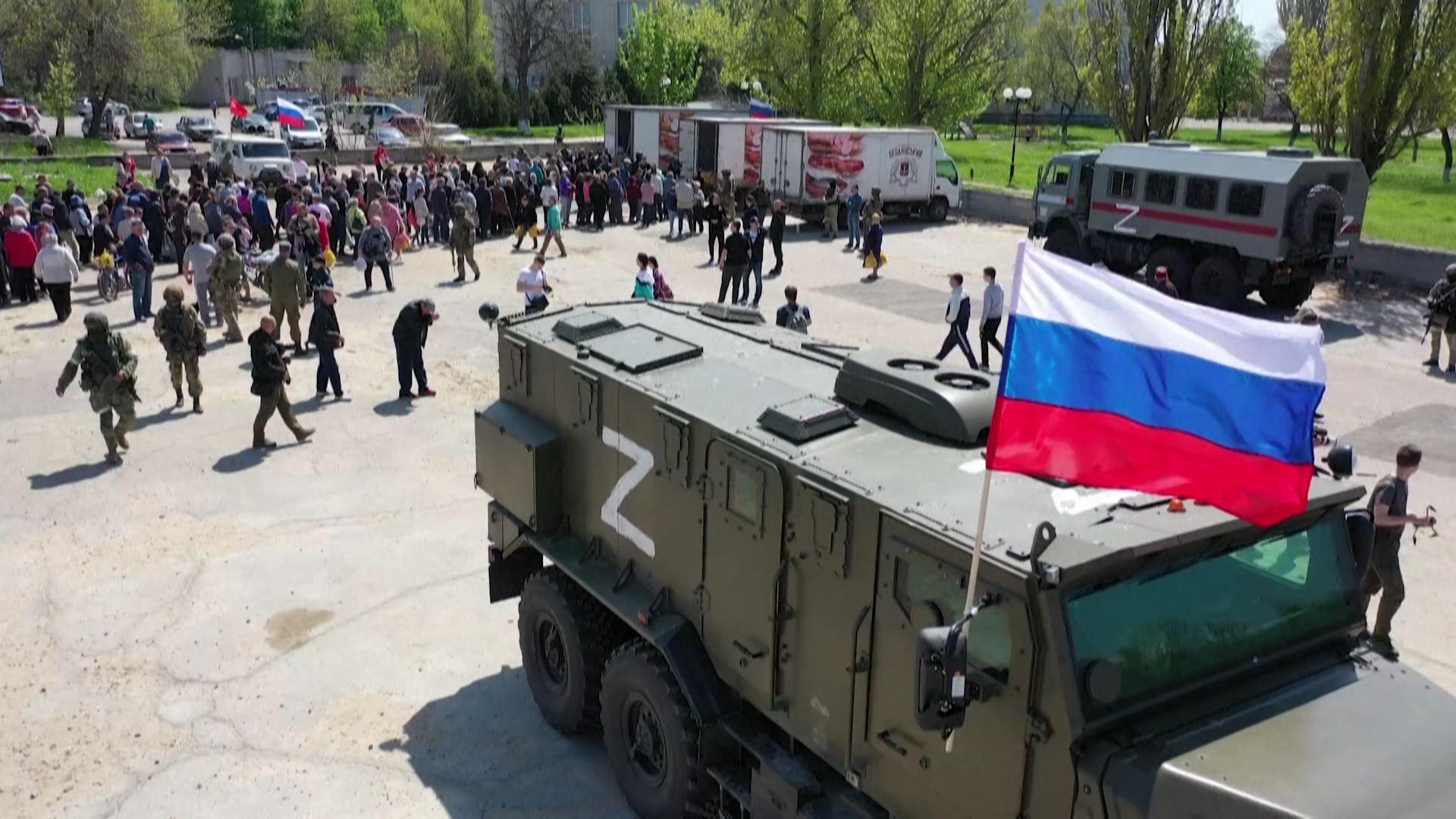 Les habitants de Berdiansk font la file pour recevoir l'aide humanitaire distribuée par les camions militaires russes.