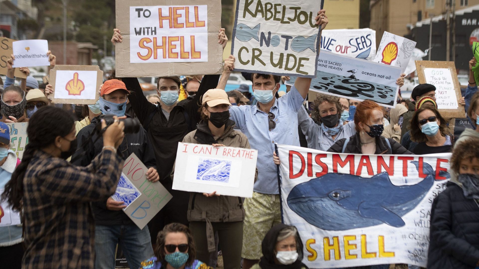 Des centaines de personnes participent à une manifestation contre le projet de la compagnie pétrolière néerlandaise Shell de réaliser des études sismiques sous-marines le long de la côte est de l'Afrique du Sud, à Muizenberg Beach, au Cap, le 5 décembre 2