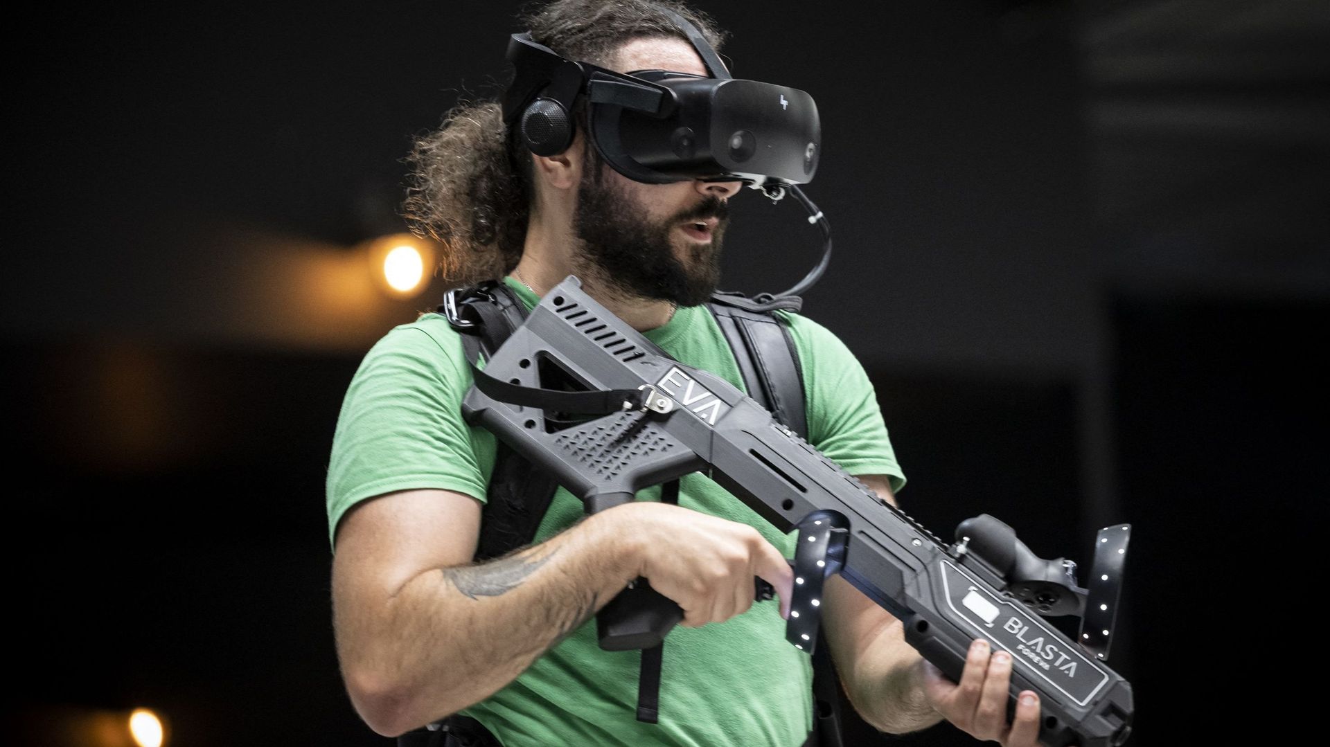 Un joueur s'adonne à "After H Battle Arena" dans une salle VR de la société EVA à Toulouse.
