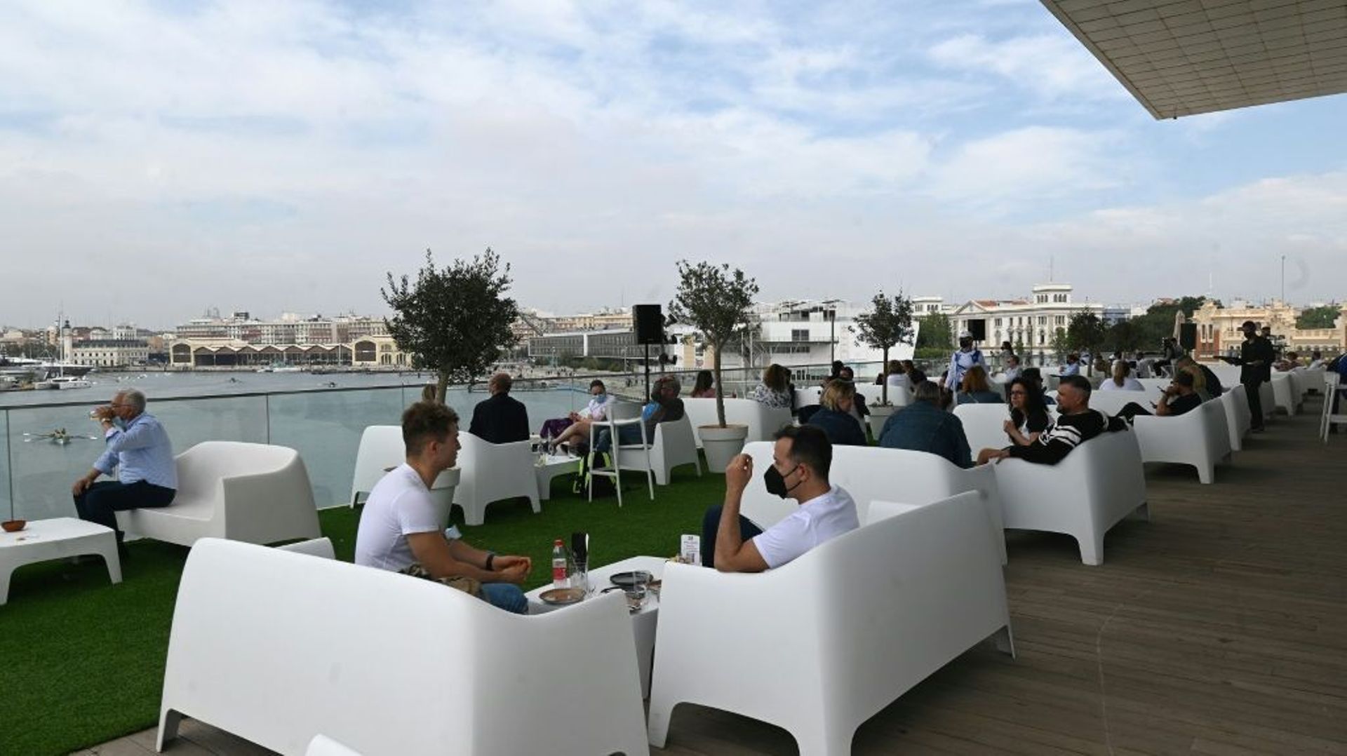 Des clients à la terrasse d'un café à Valence, le 9 mai 2021 en Espagne