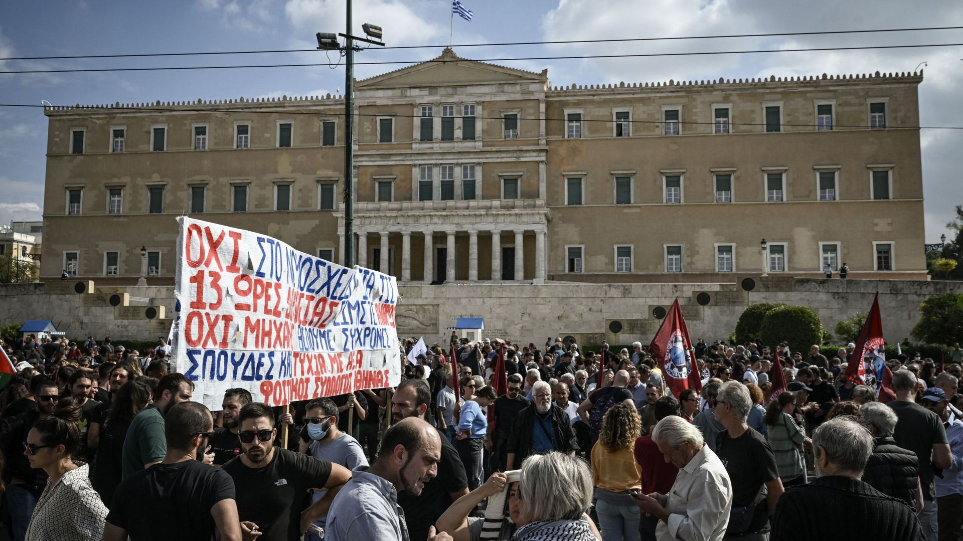 Grèce : les députés se prononcent sur la possibilité d'une journée de travail de 13 heures, la population dans la rue